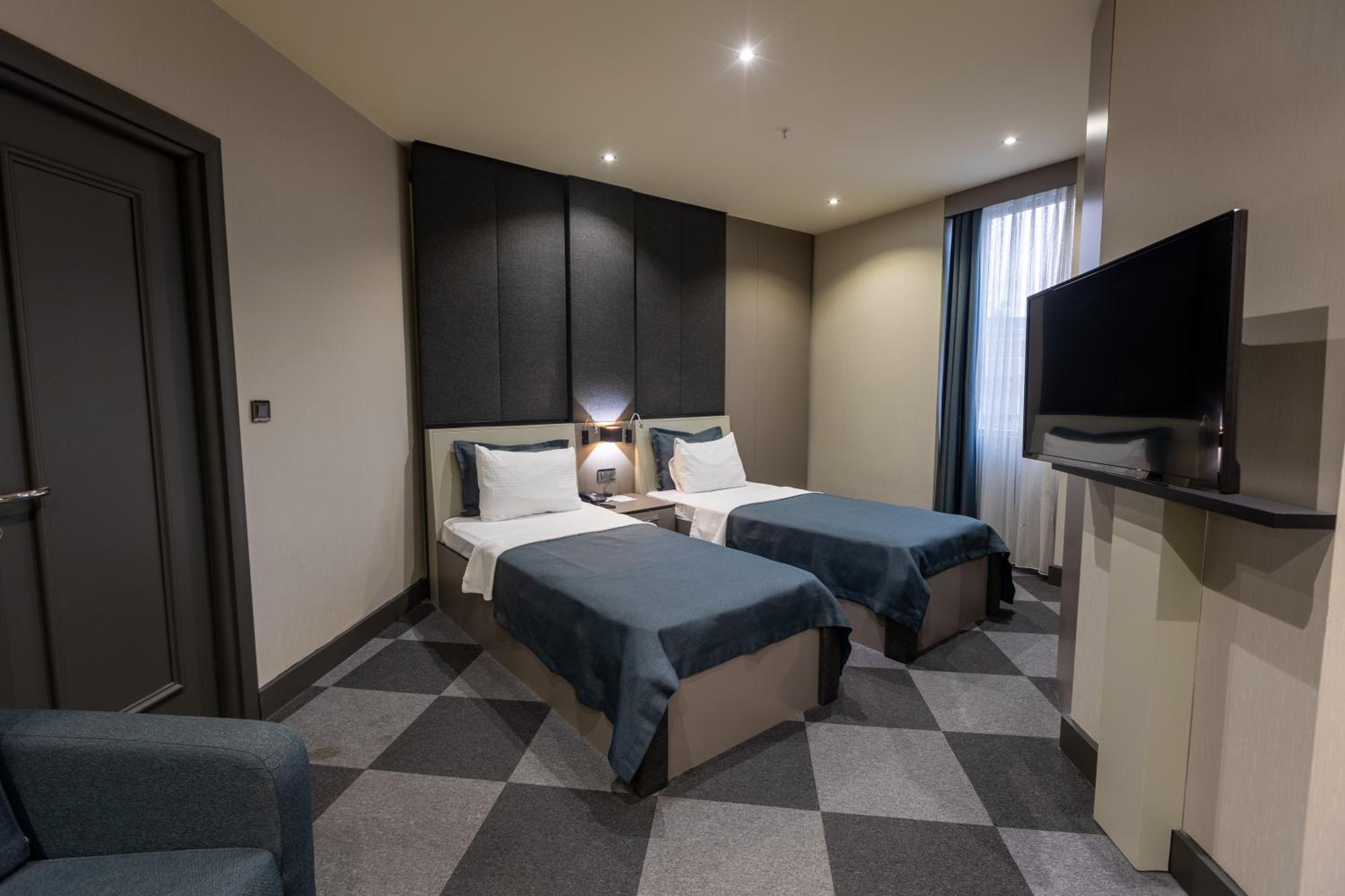 Twin Room with Three Twin Beds - Non-Smoking photo 1