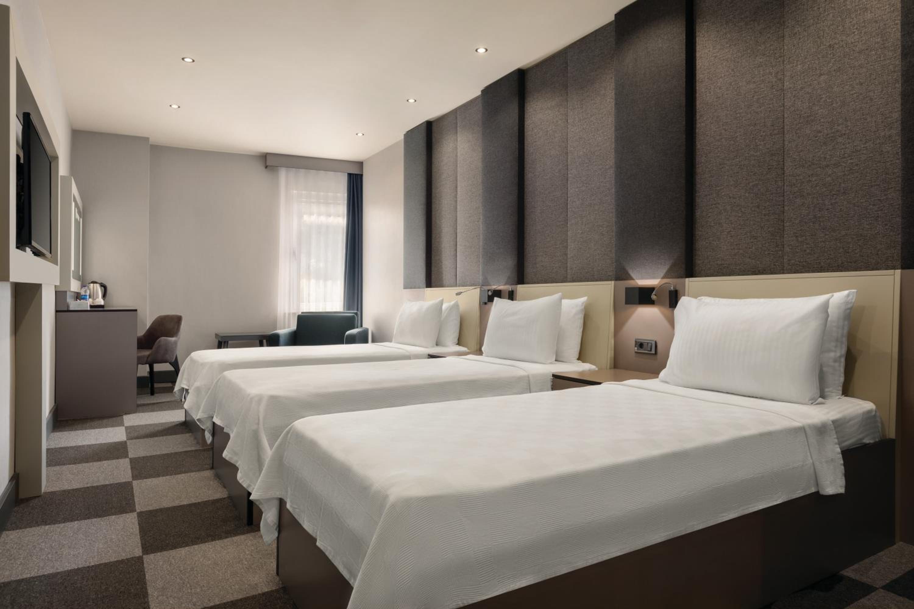 Twin Room with Three Twin Beds - Non-Smoking photo 2