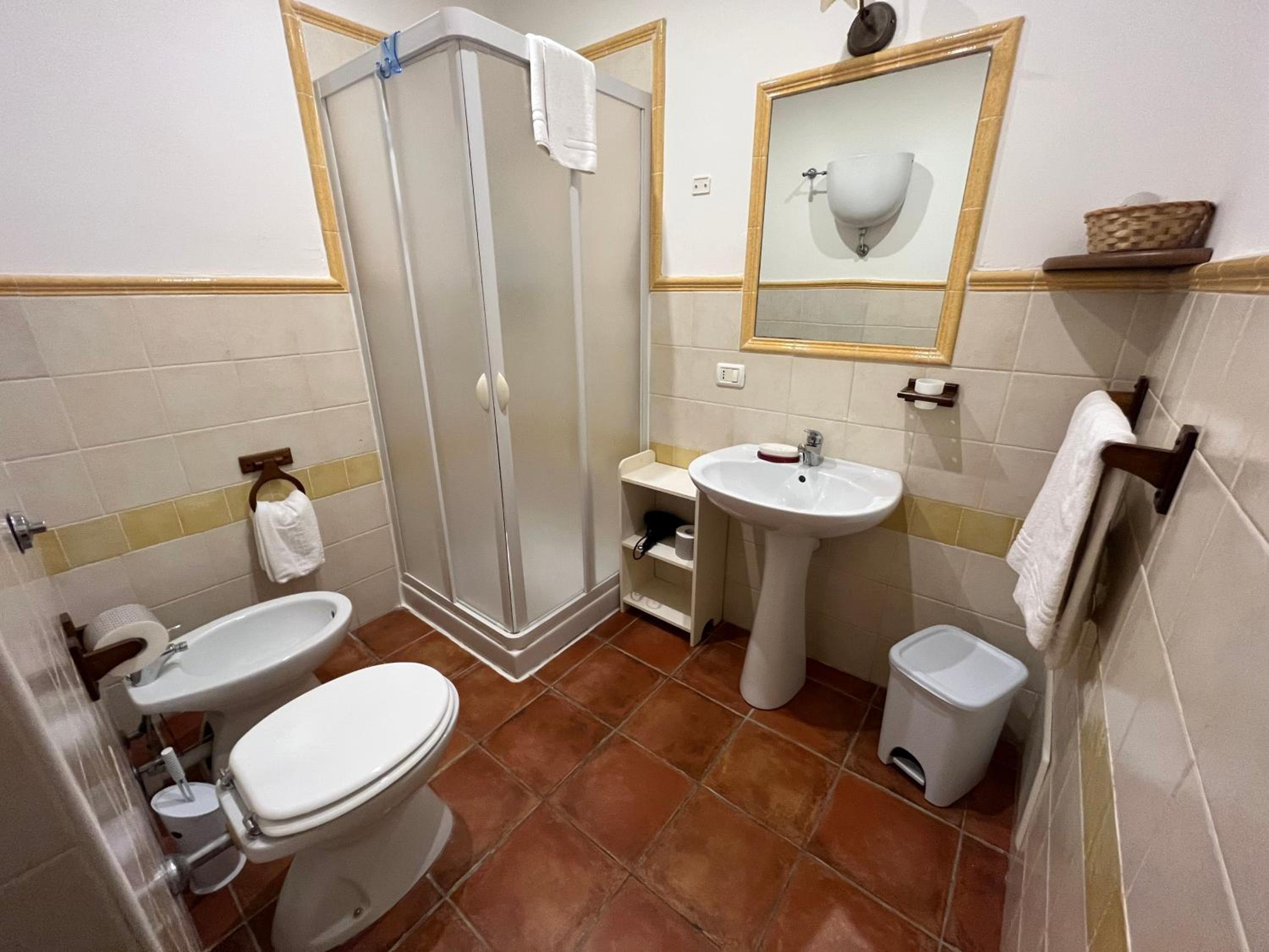 Quadruple Room with Private Bathroom - Photo 5