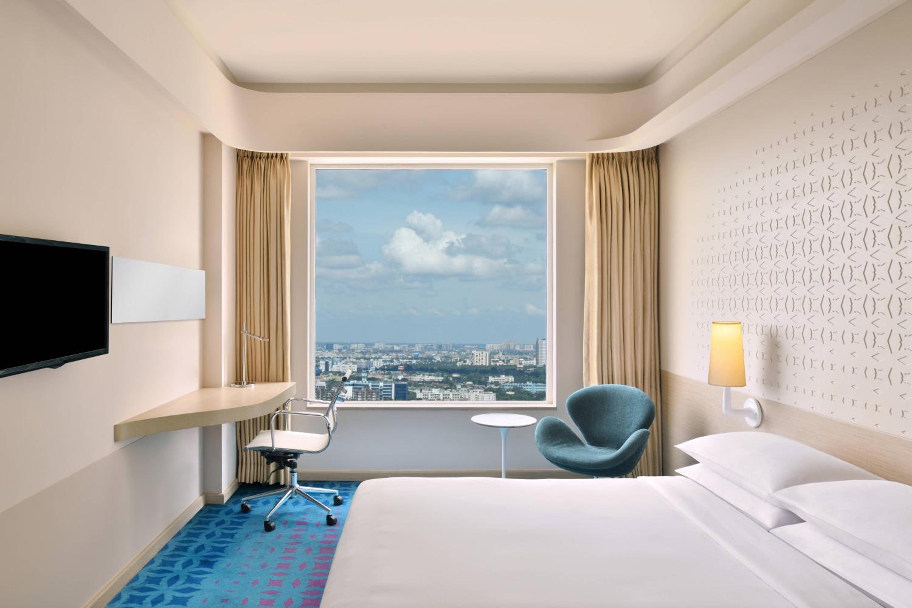 Deluxe Room, 1 Queen bed, City View photo 3