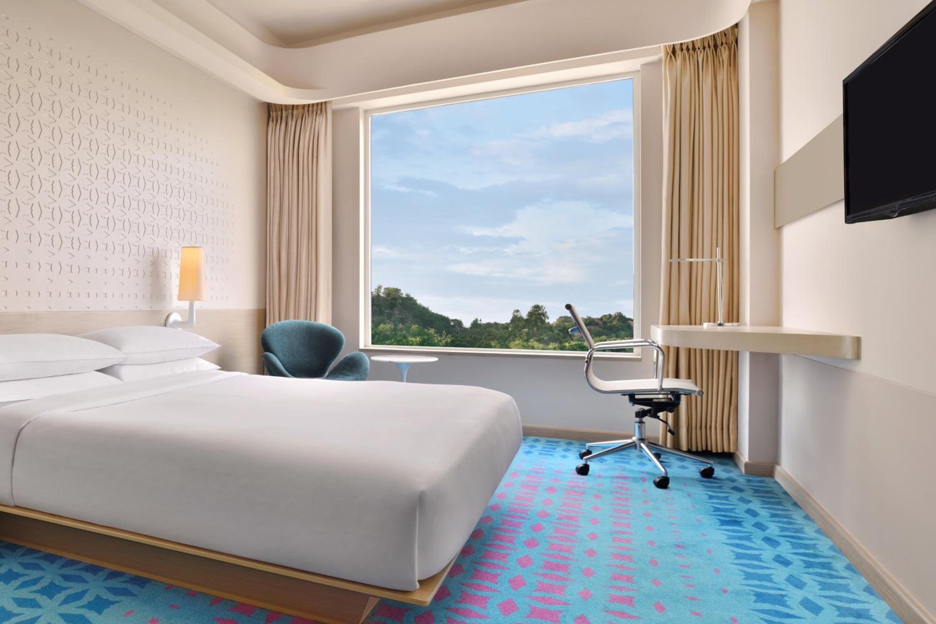  Superior Room, 1 Queen bed, City View photo 3
