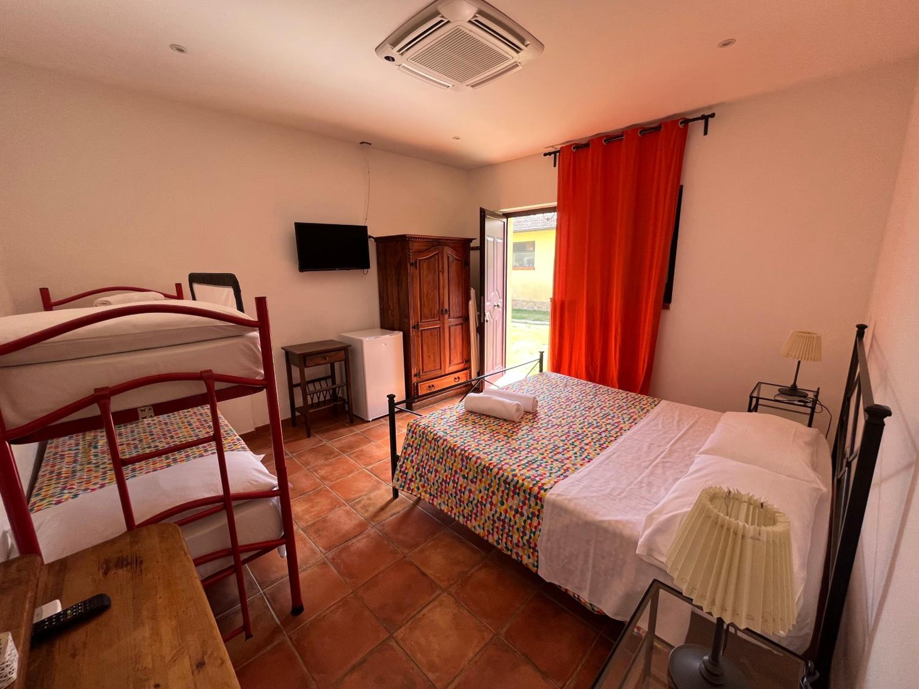 Quadruple Room with Private Bathroom - Photo 1