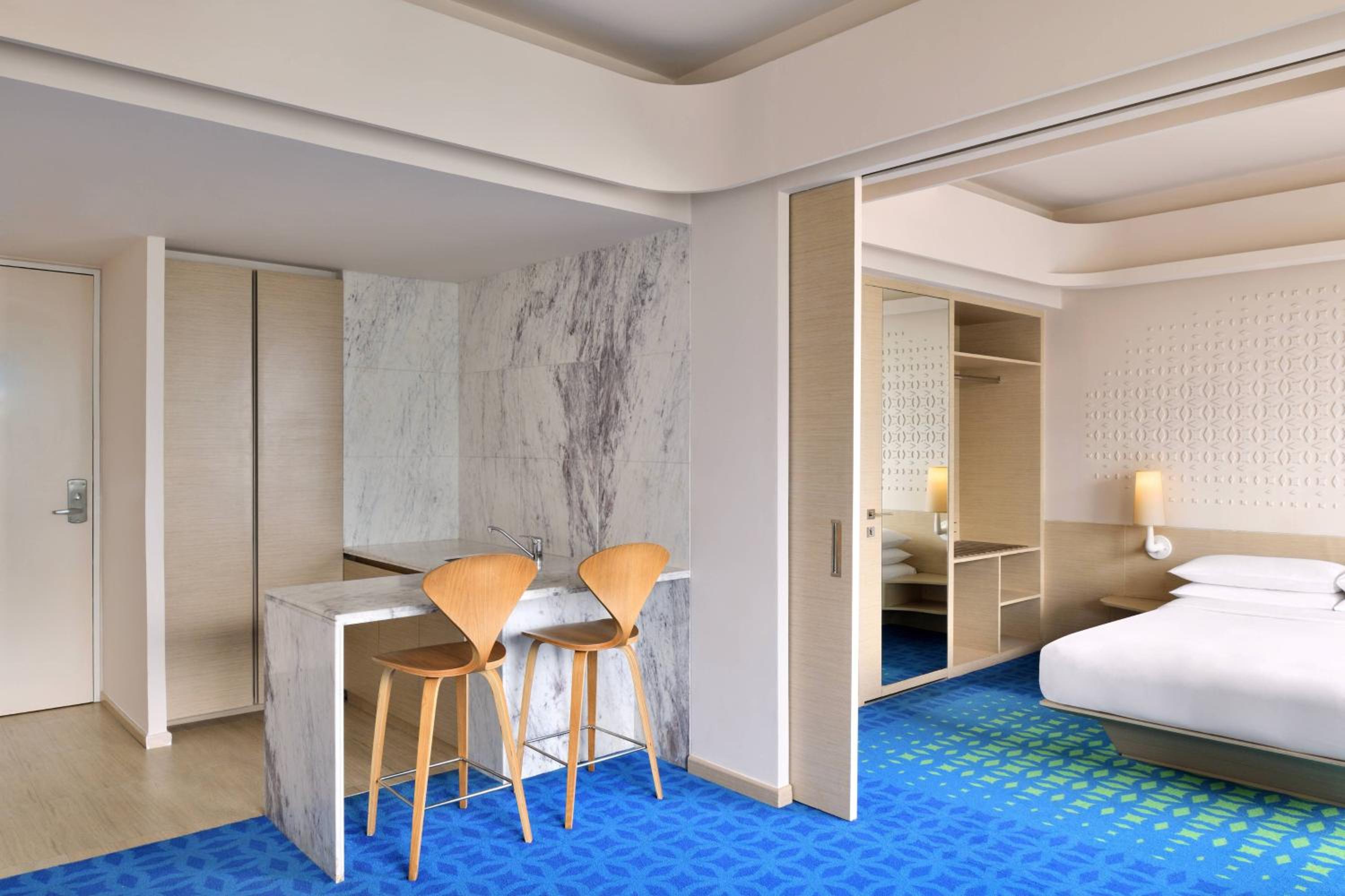 Executive Queen Suite with Sofa Bed photo 2