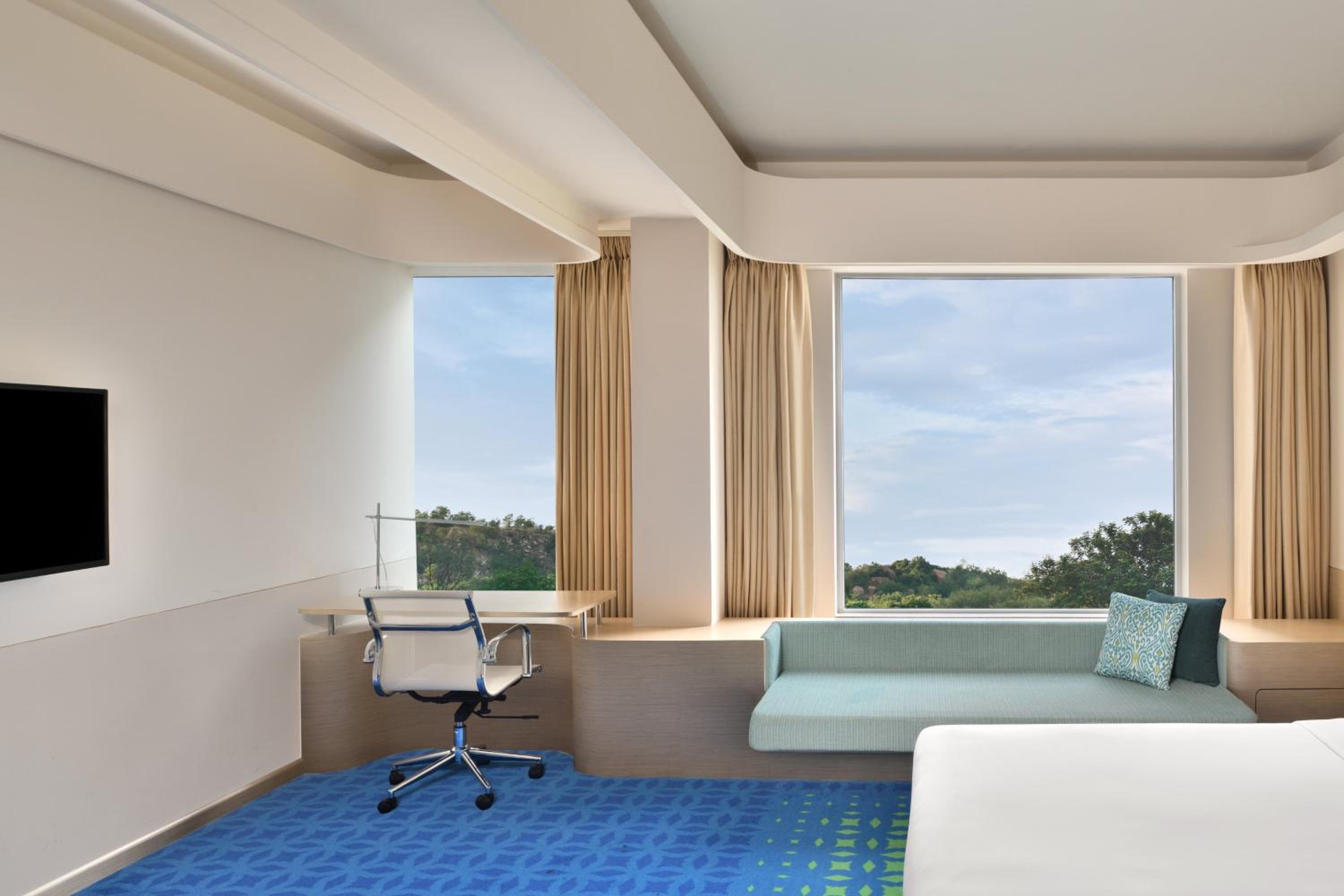 Queen Studio Suite with Sofa Bed and City View photo 3