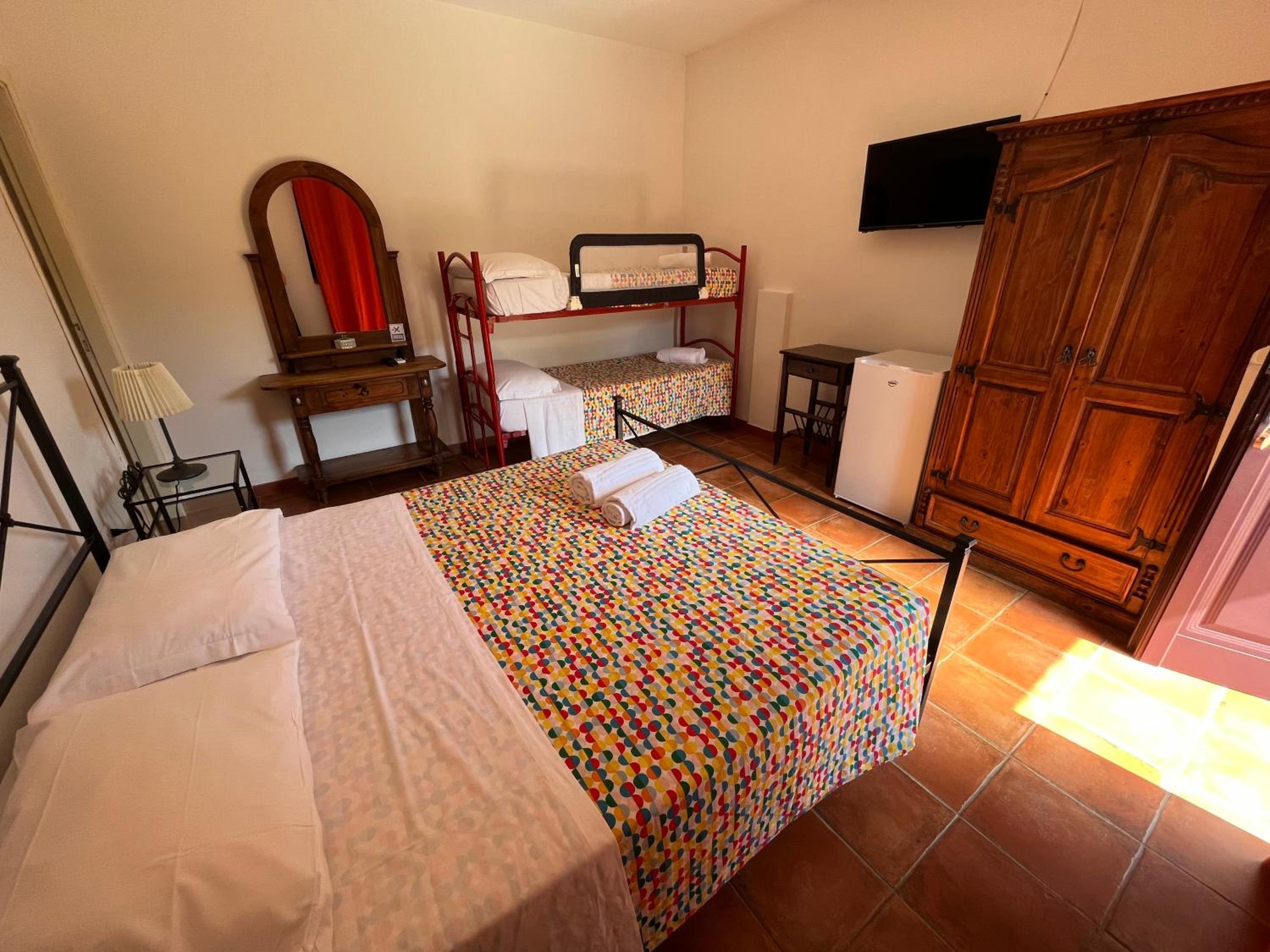 Quadruple Room with Private Bathroom - Photo 2