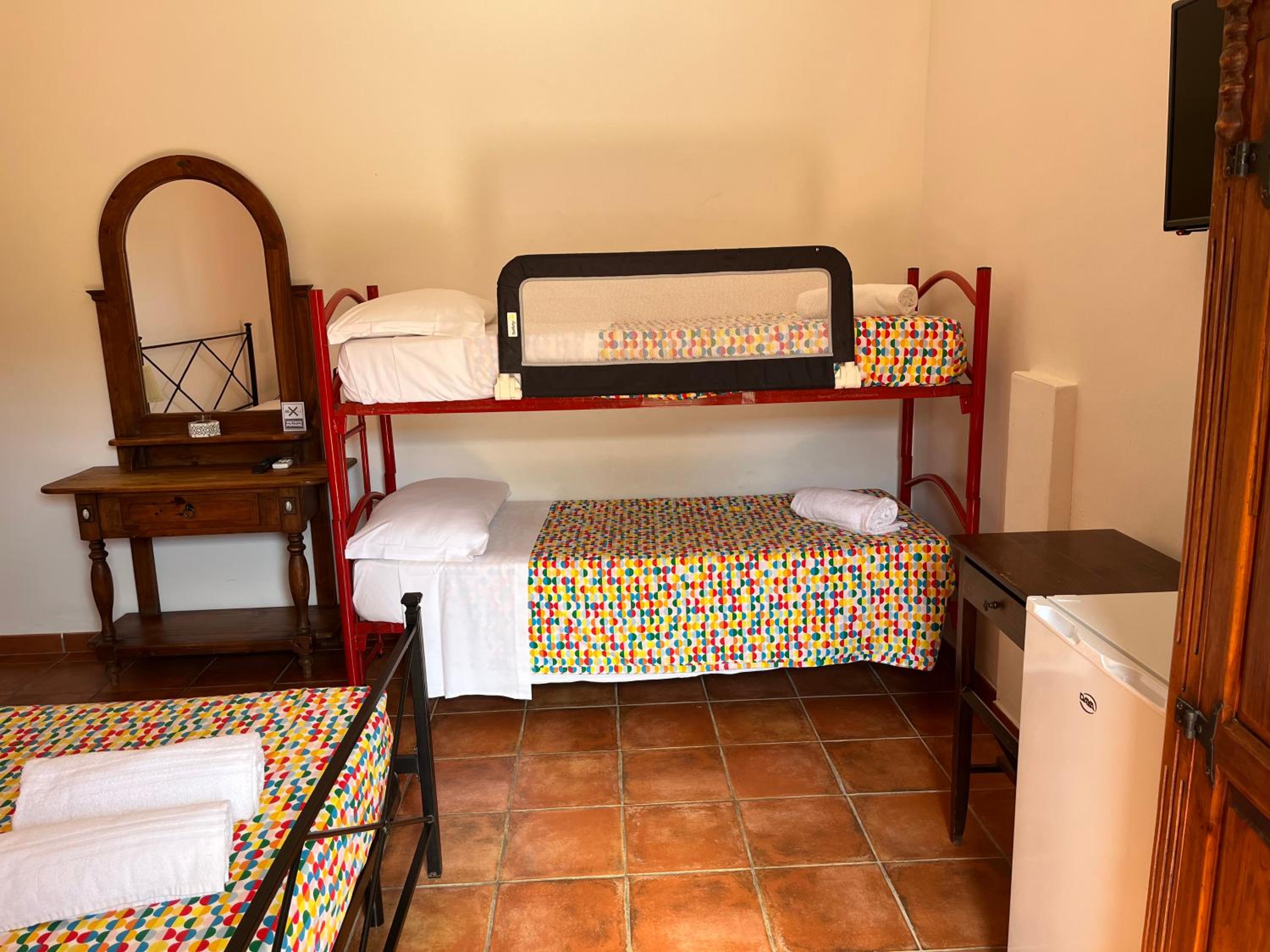 Quadruple Room with Private Bathroom - Photo 4