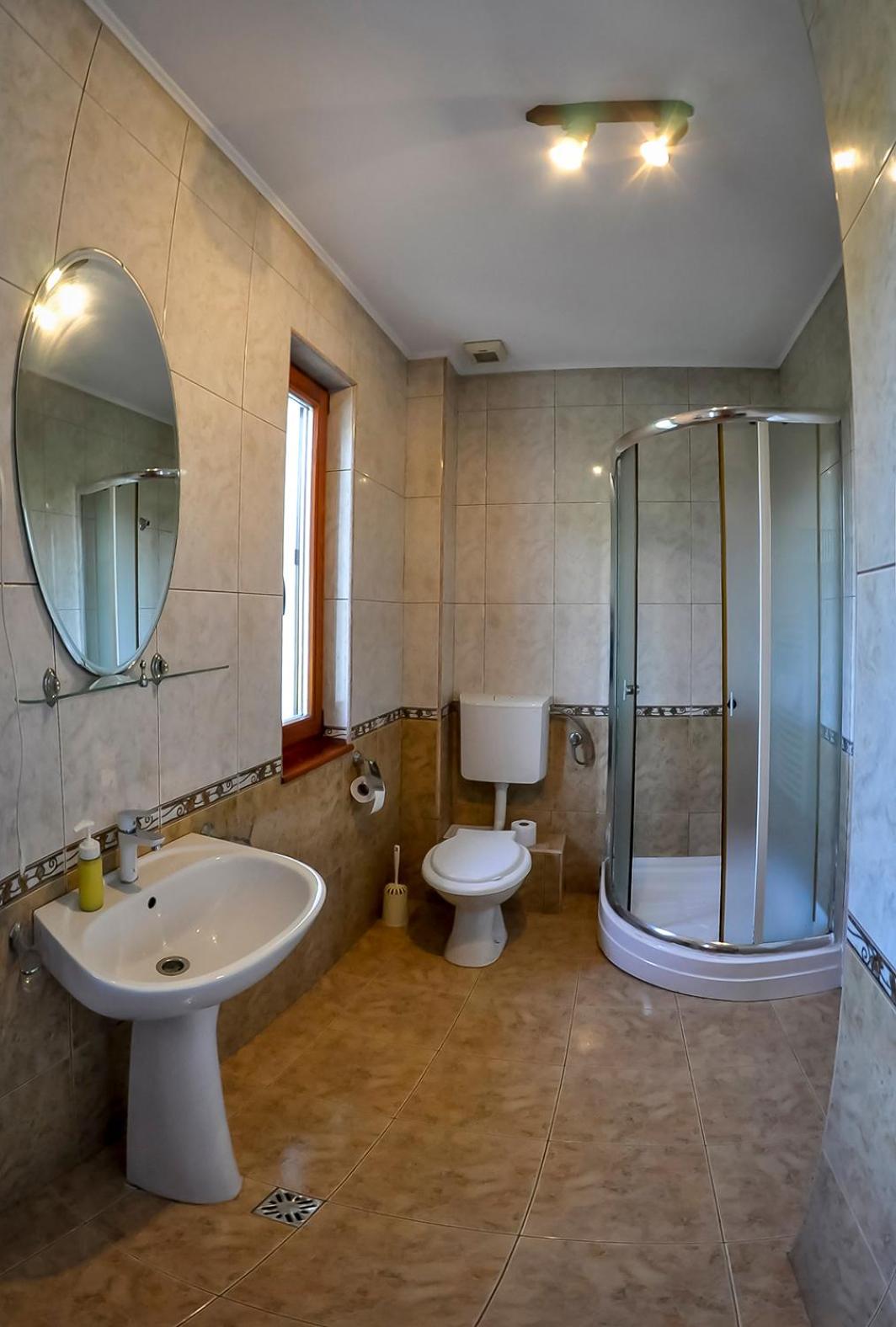 Twin Room with City View - Photo 6