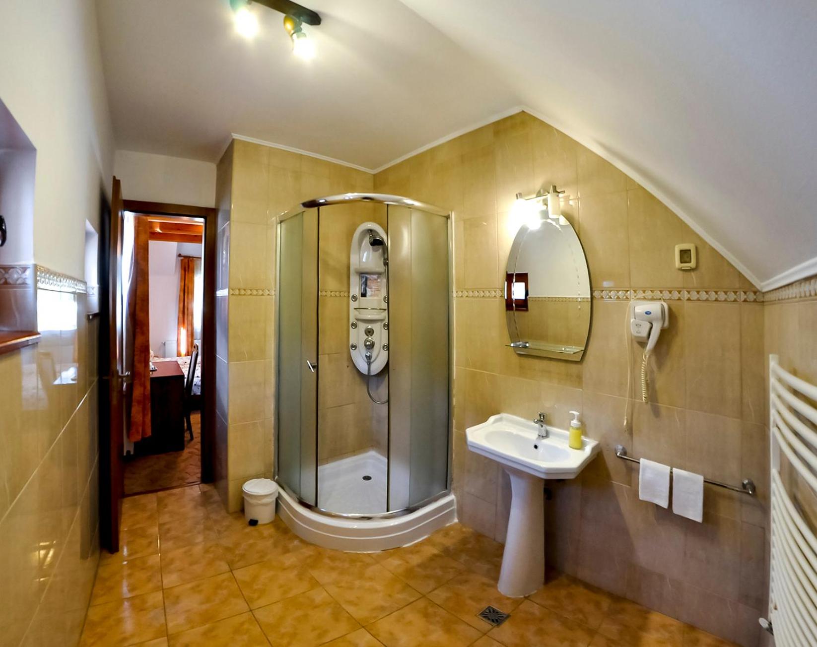Twin Room with City View - Photo 8