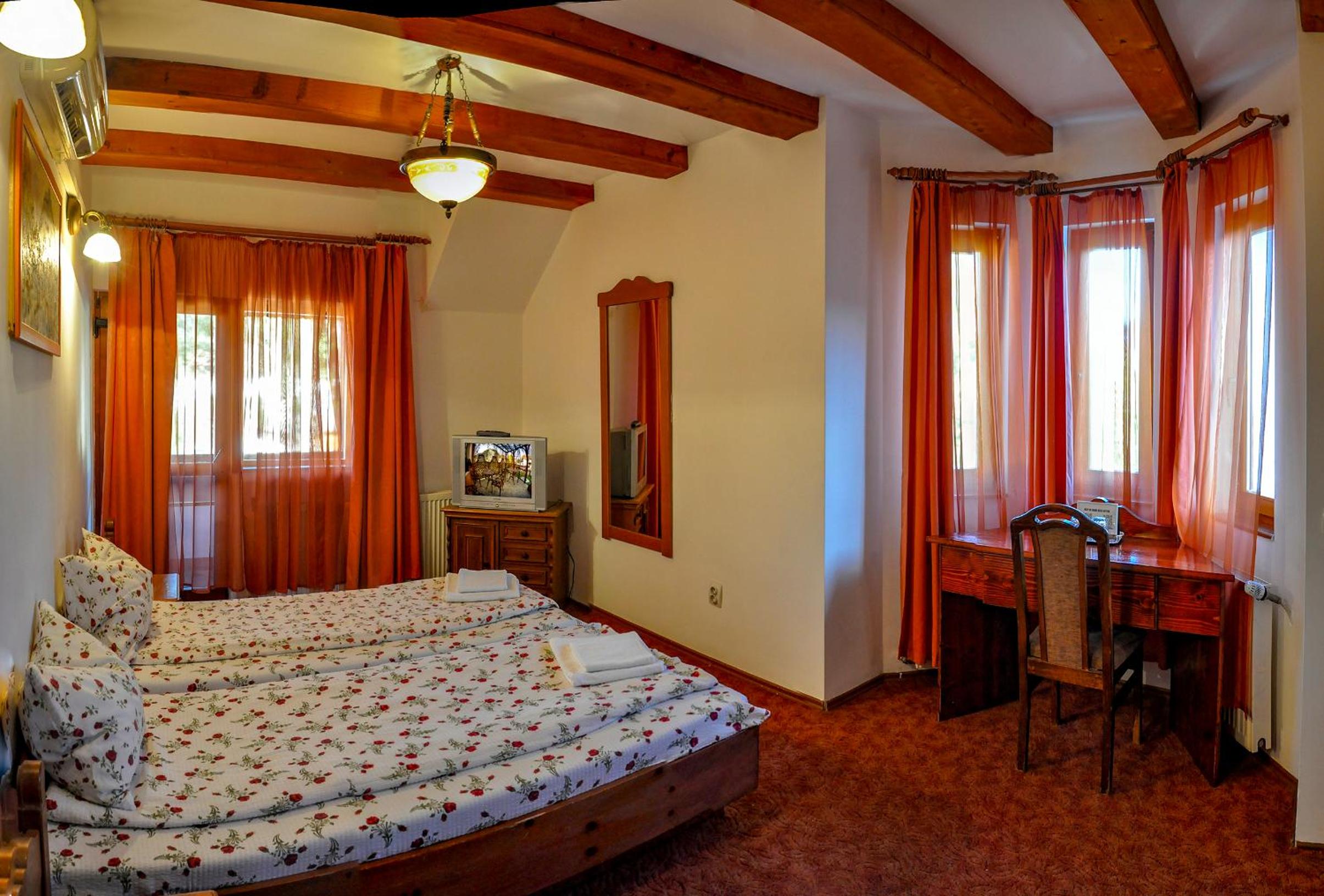 Twin Room with City View - Photo 7