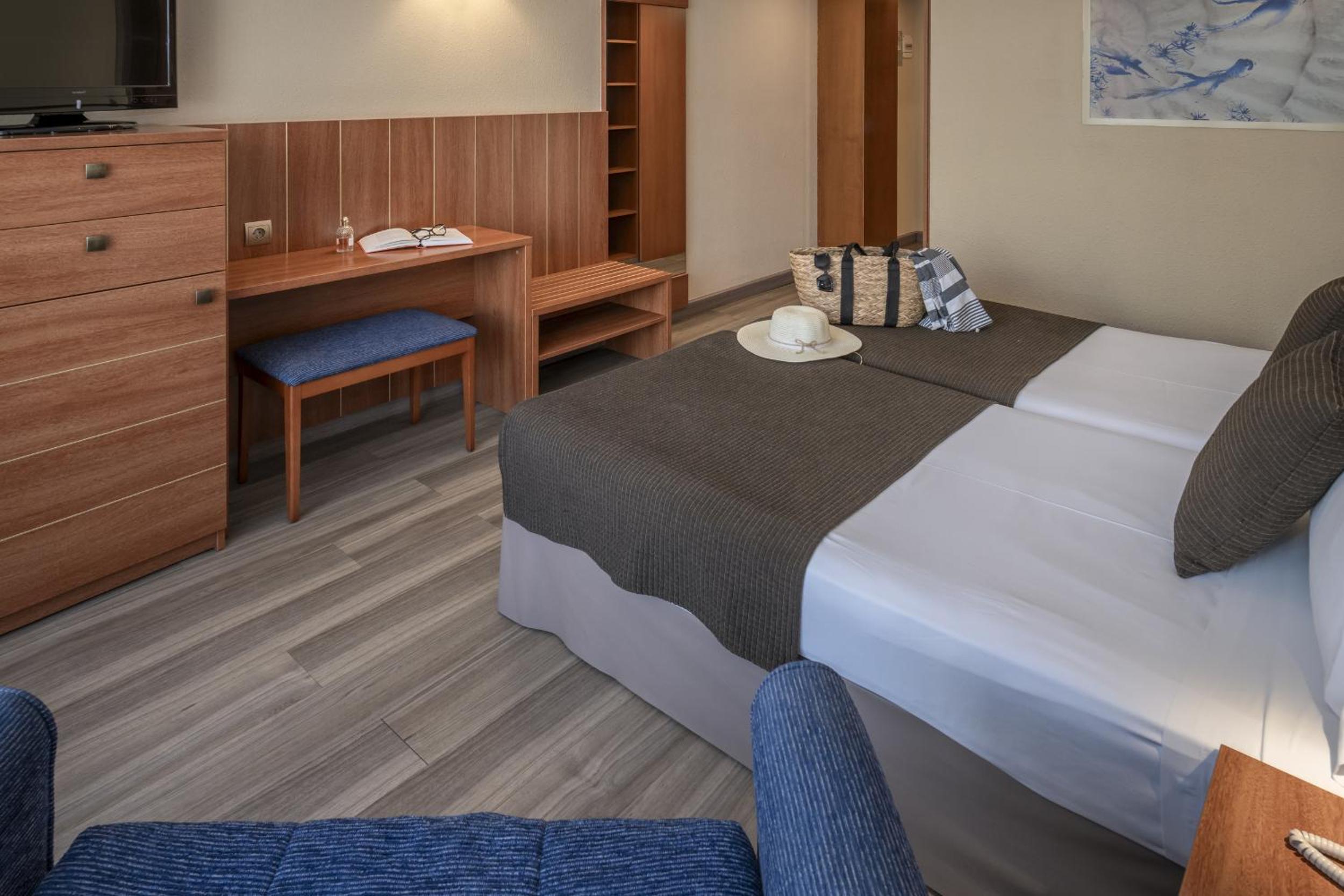 Double or Twin Room with Balcony - Photo 2