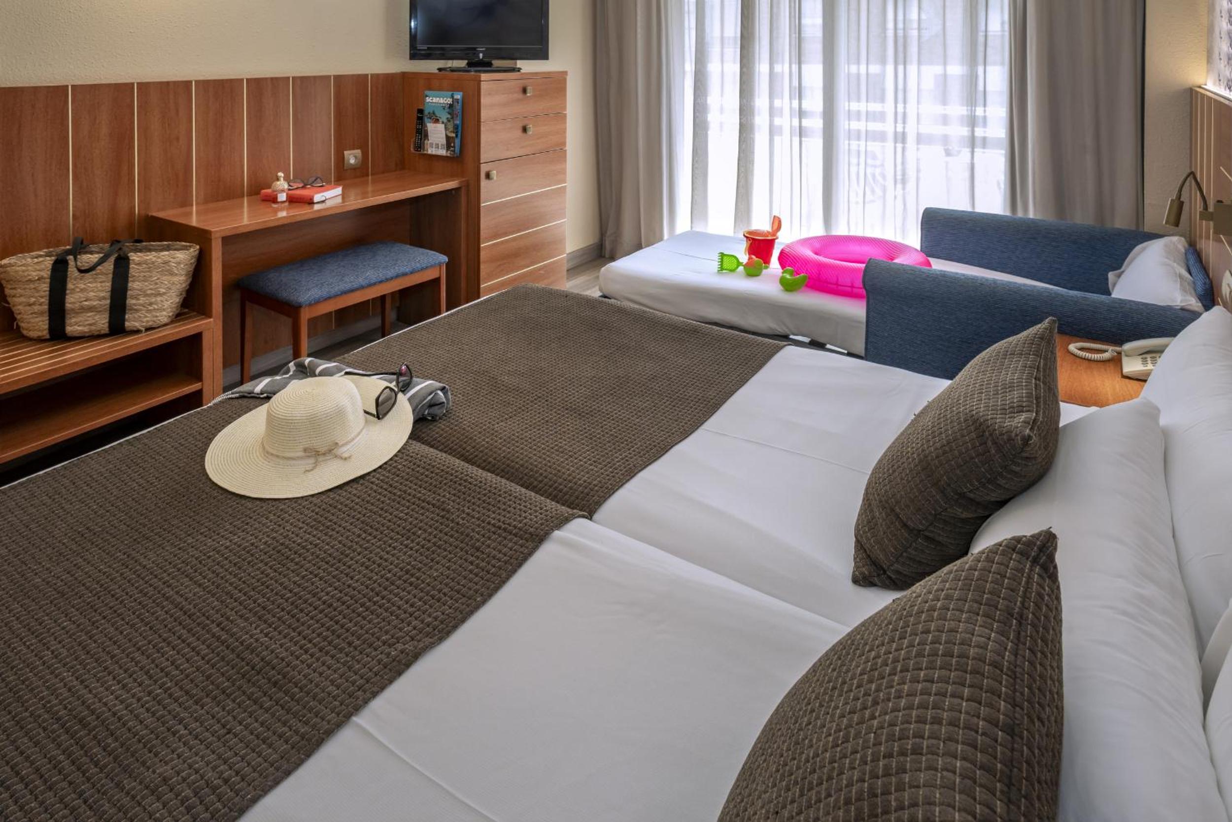 Double or Twin Room with Pool View (2 Adults + 1 Child) - Photo 3