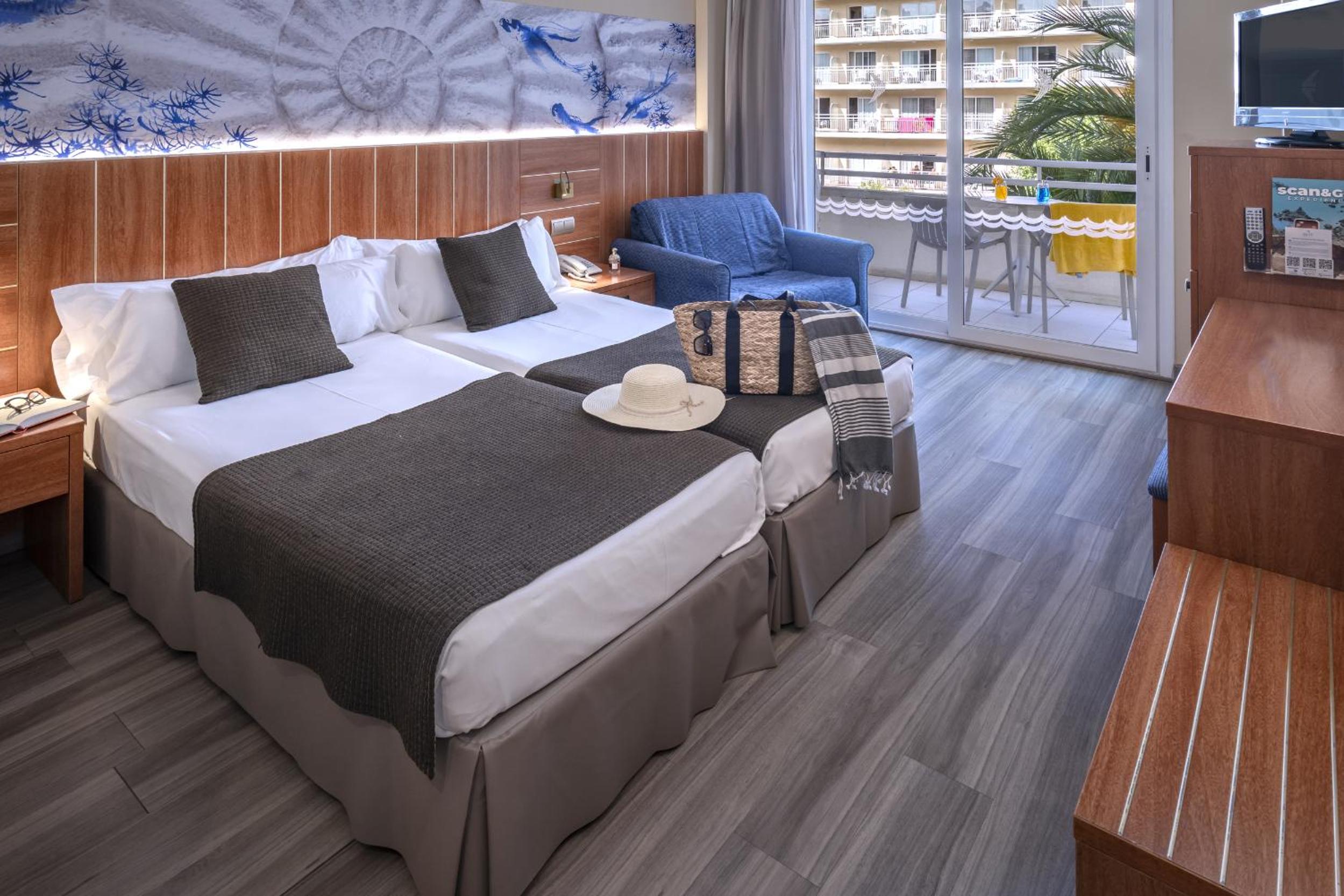 Double or Twin Room with Balcony - Photo 1