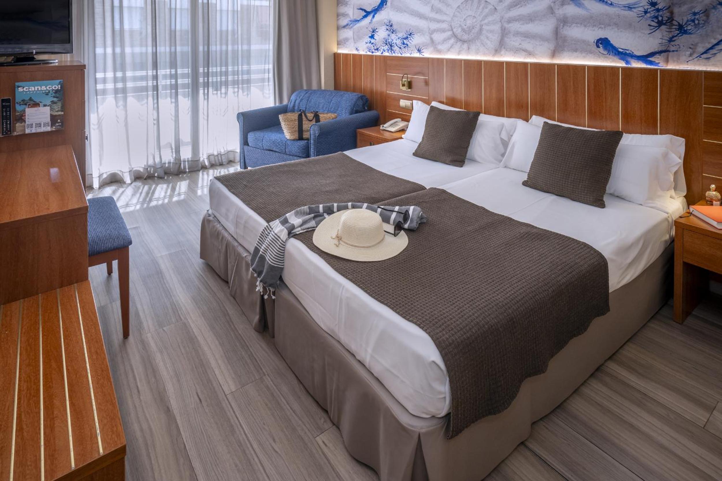 Double or Twin Room with Balcony - Photo 3