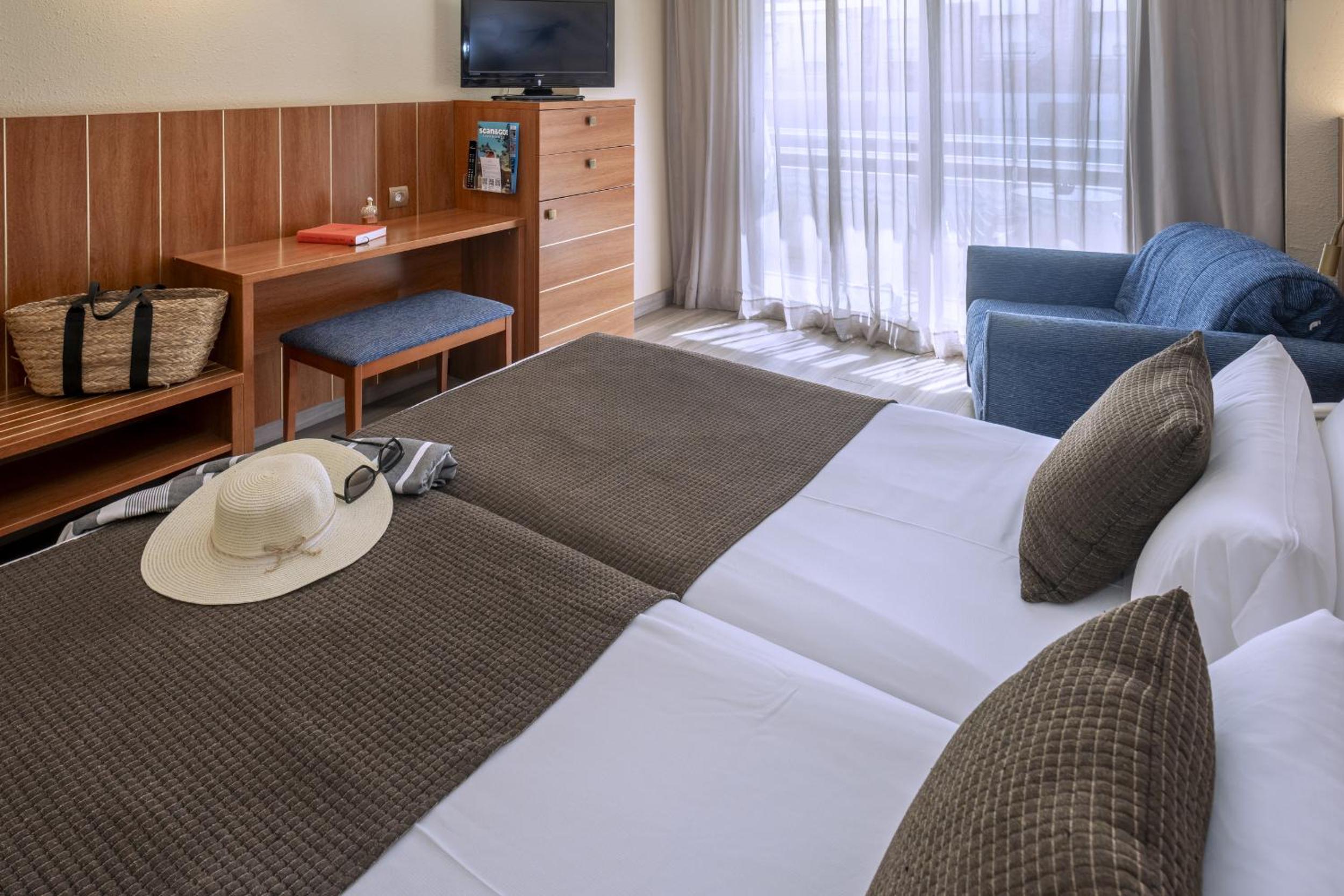Double or Twin Room with Balcony - Photo 6