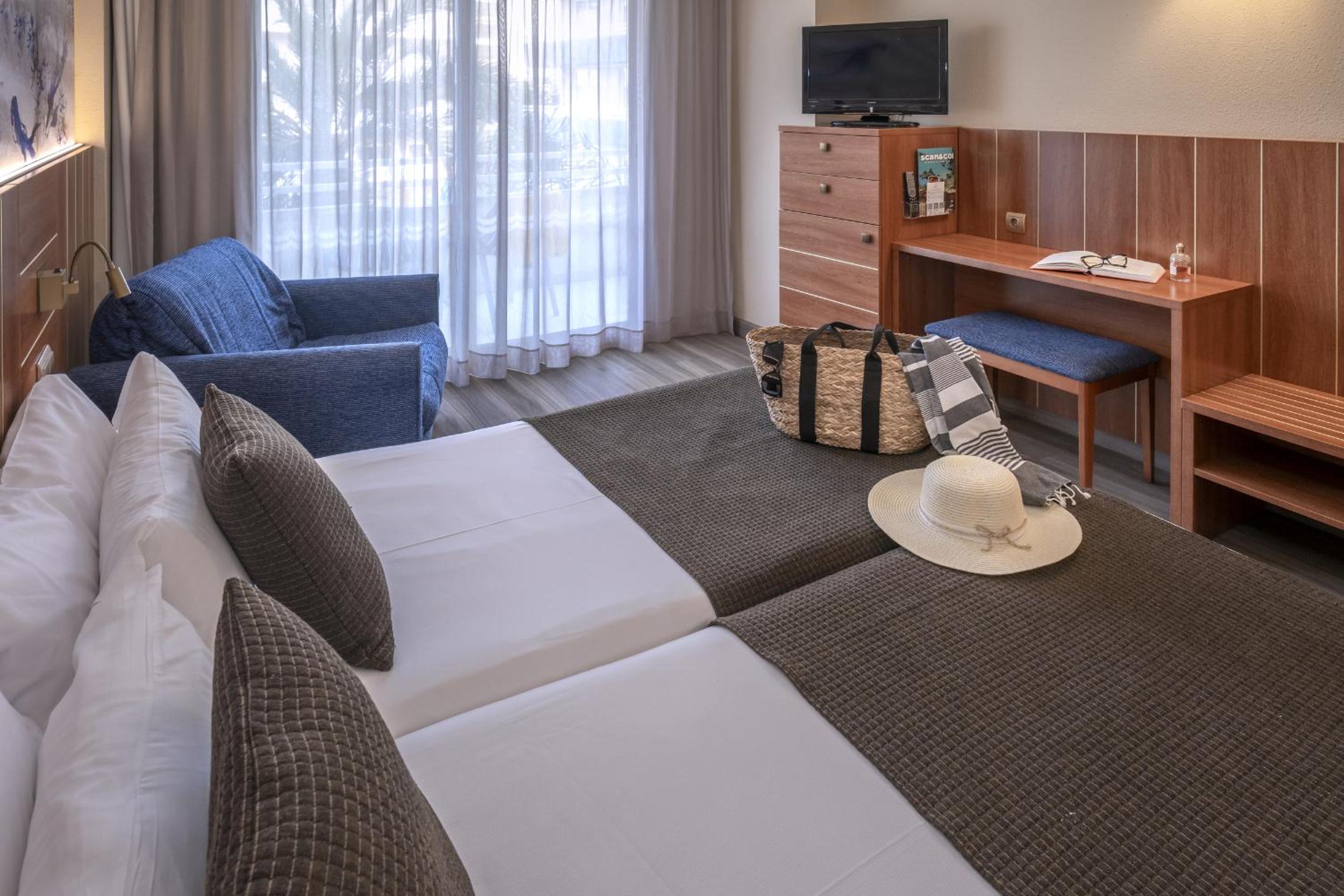 Double or Twin Room with Balcony - Photo 7