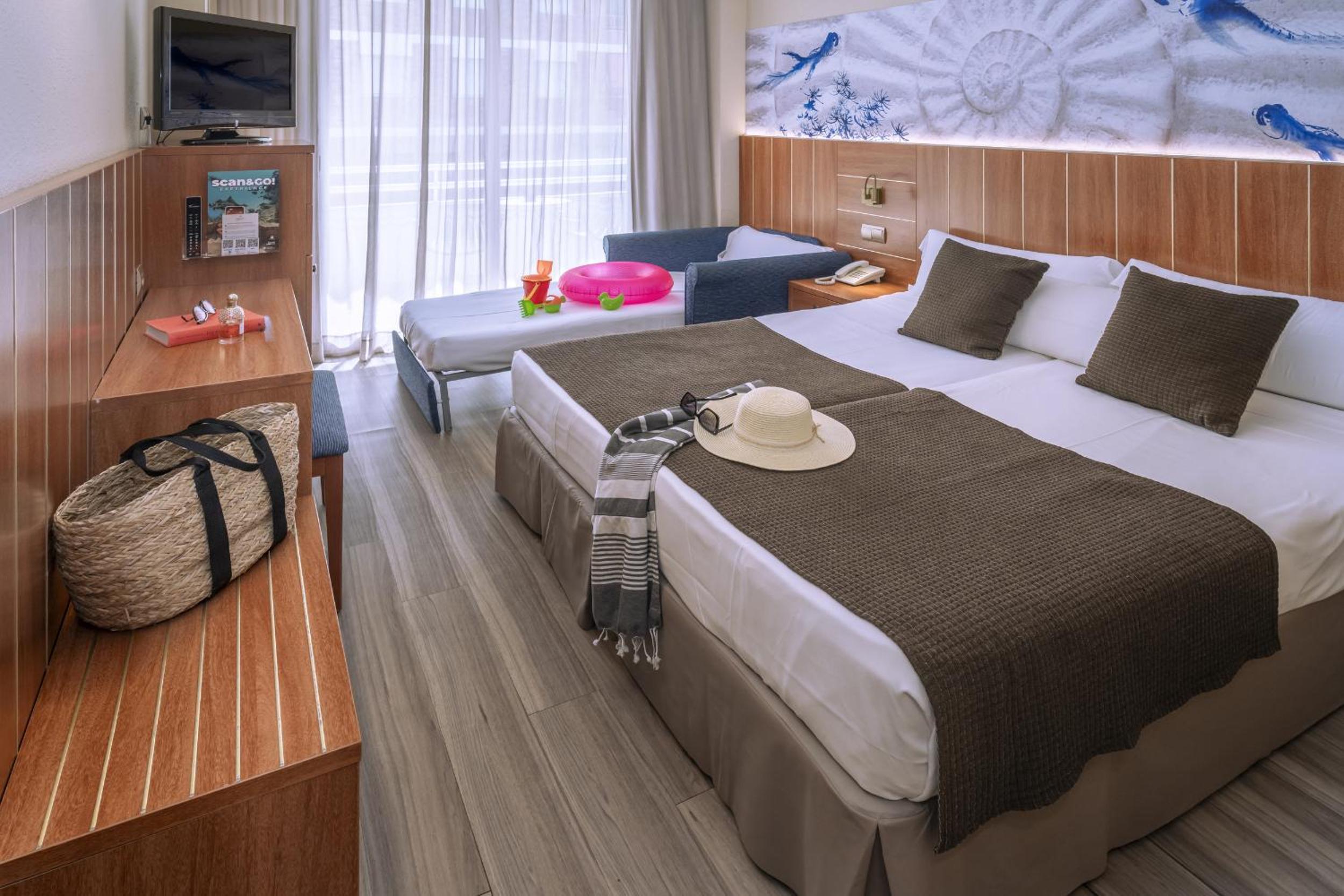 Double or Twin Room with Pool View (2 Adults + 1 Child) - Photo 1