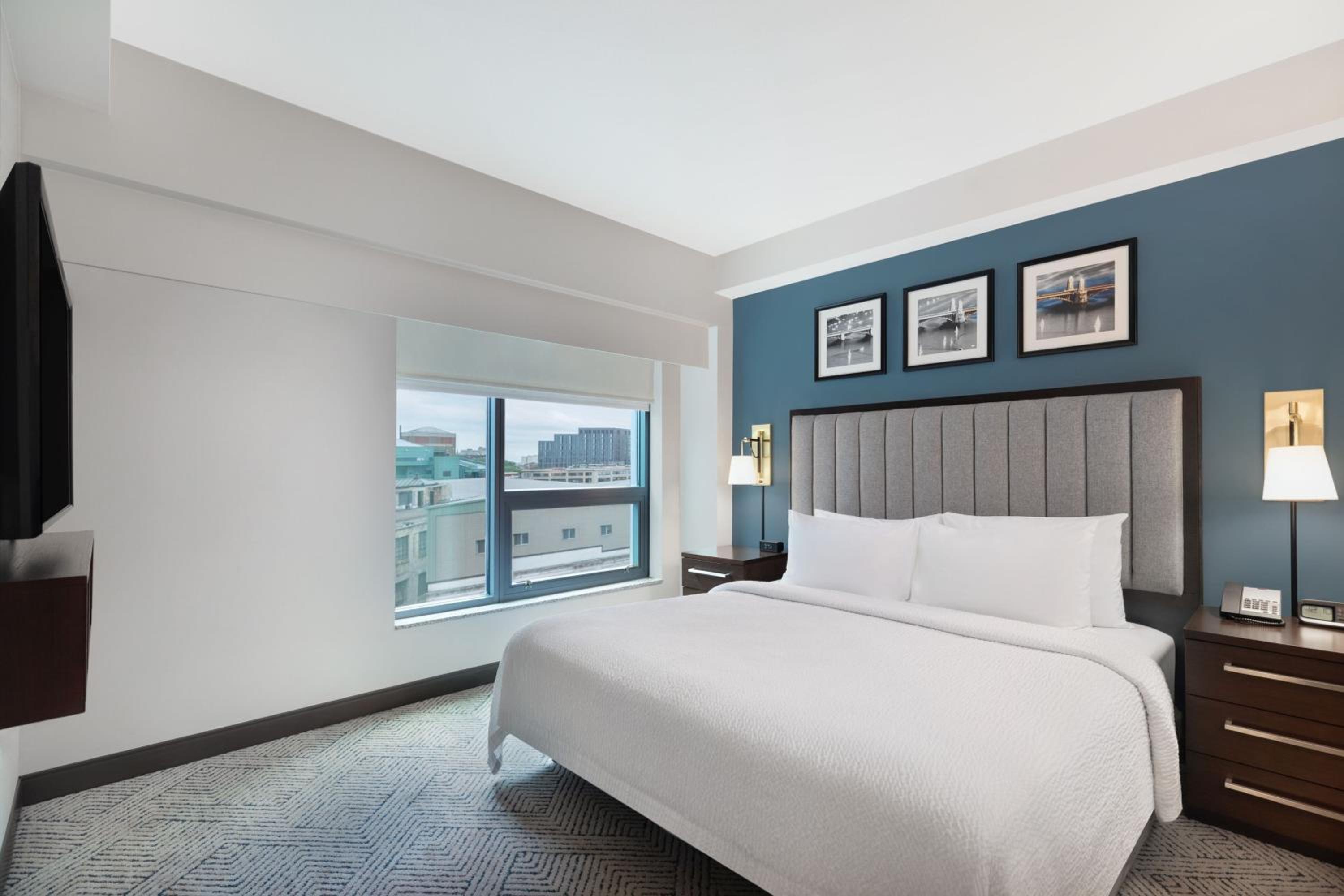 Two-Bedroom Suite with Roll-in Shower - Mobility and Hearing Accessible thumbnail 5
