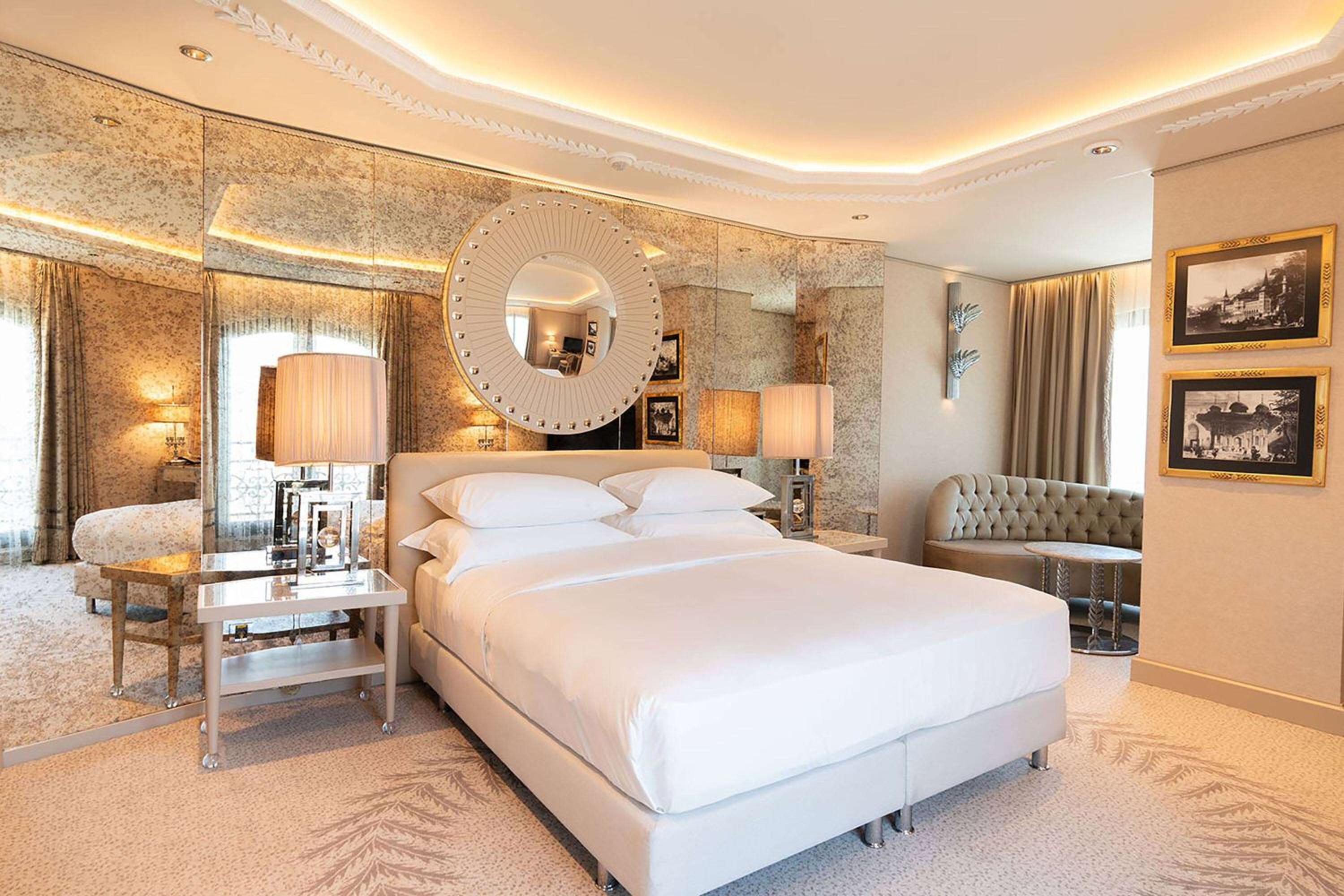 Corner King Room with Sea View - Photo 11