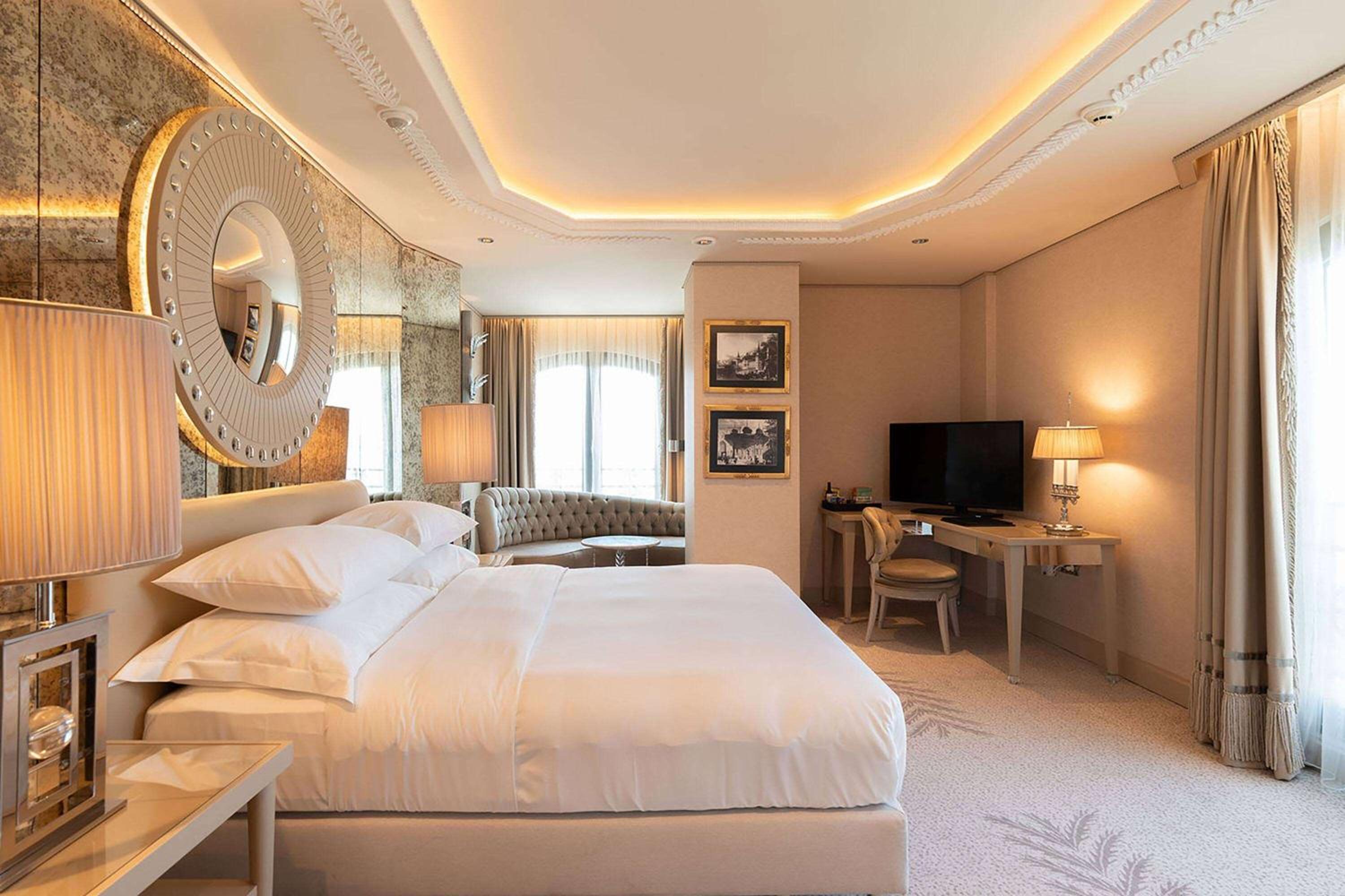 Corner King Room with Hot Tub and Marina View