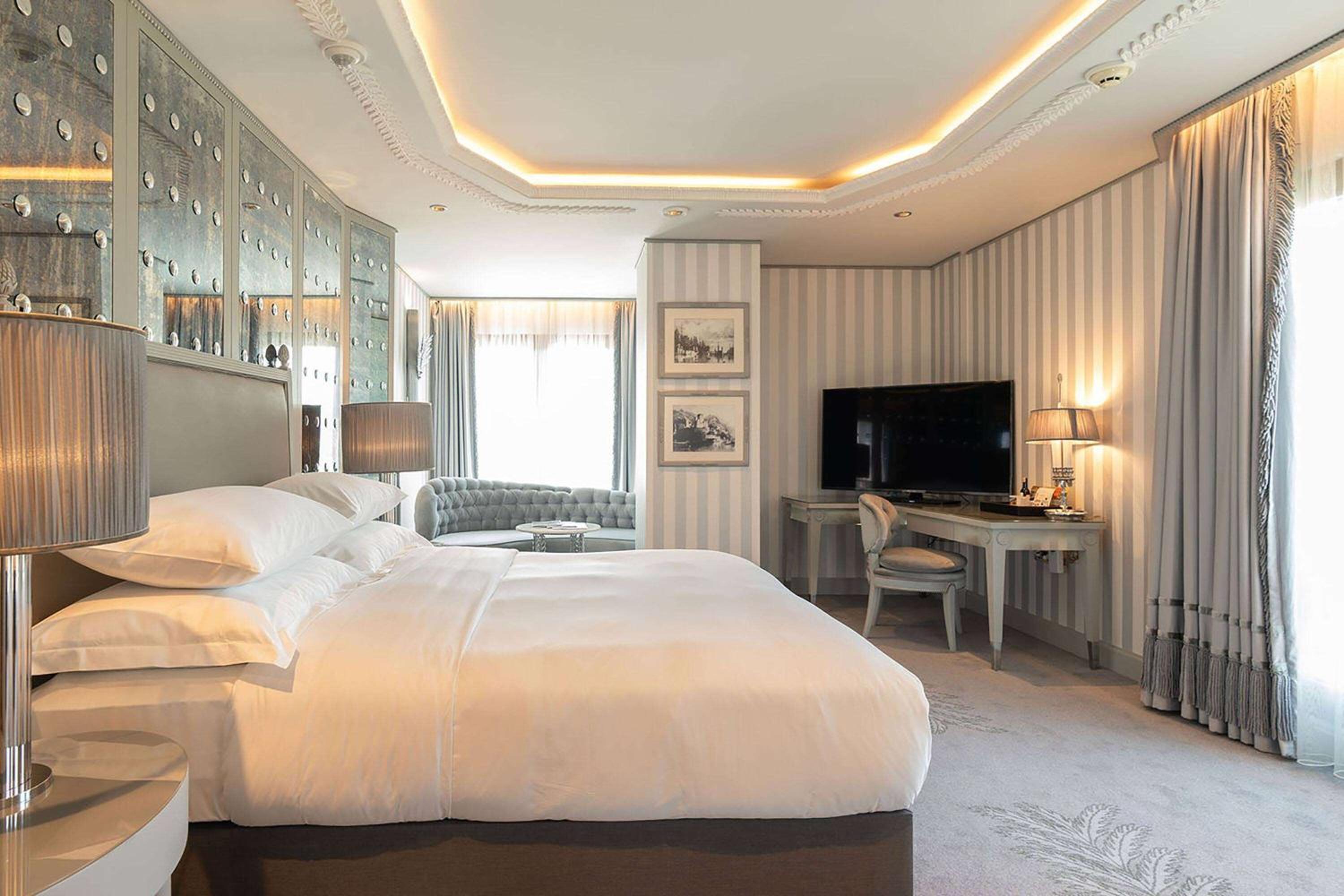 Corner King Room with Sea View - Photo 3