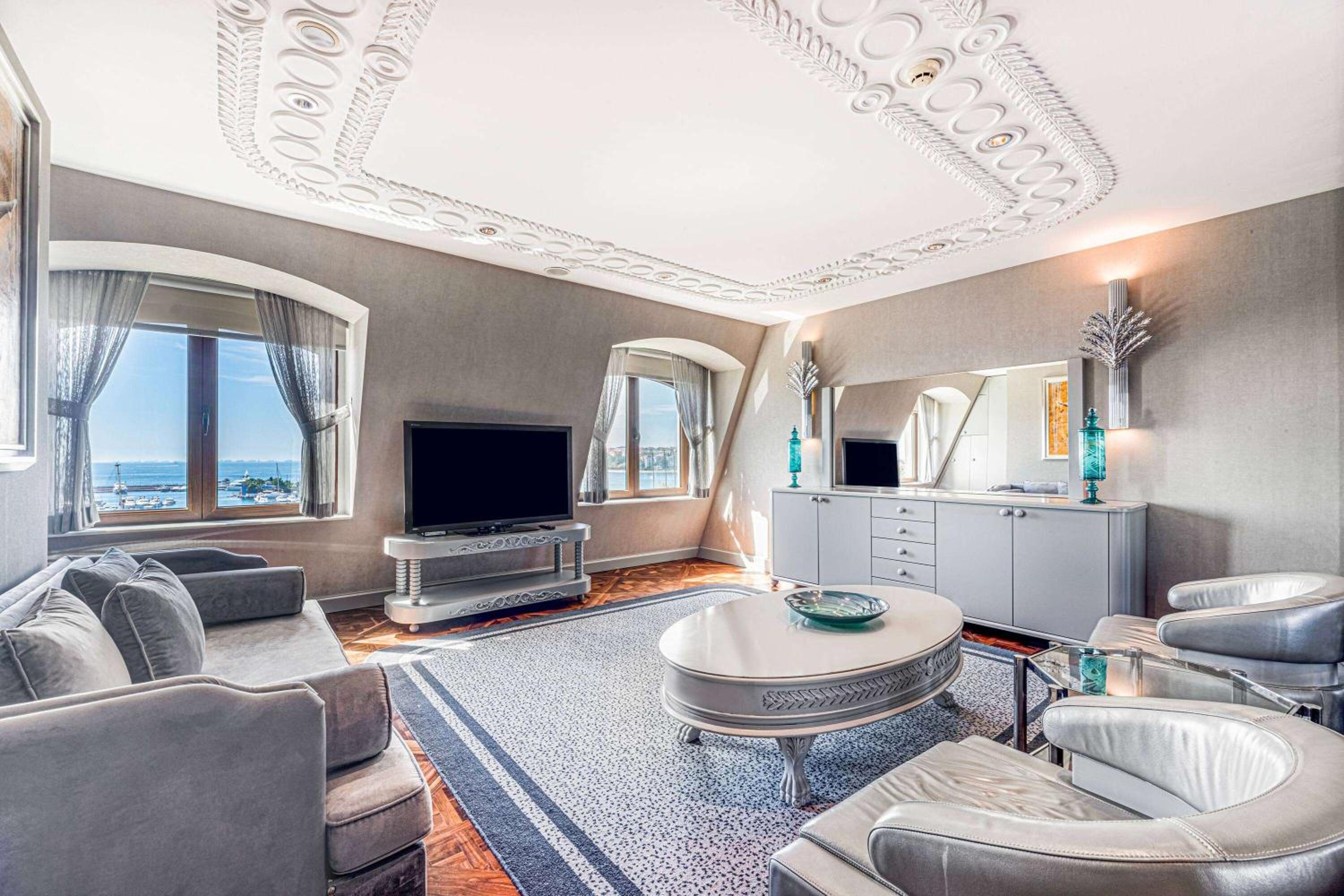 Executive Suite with Sea View including Club Access Privileges