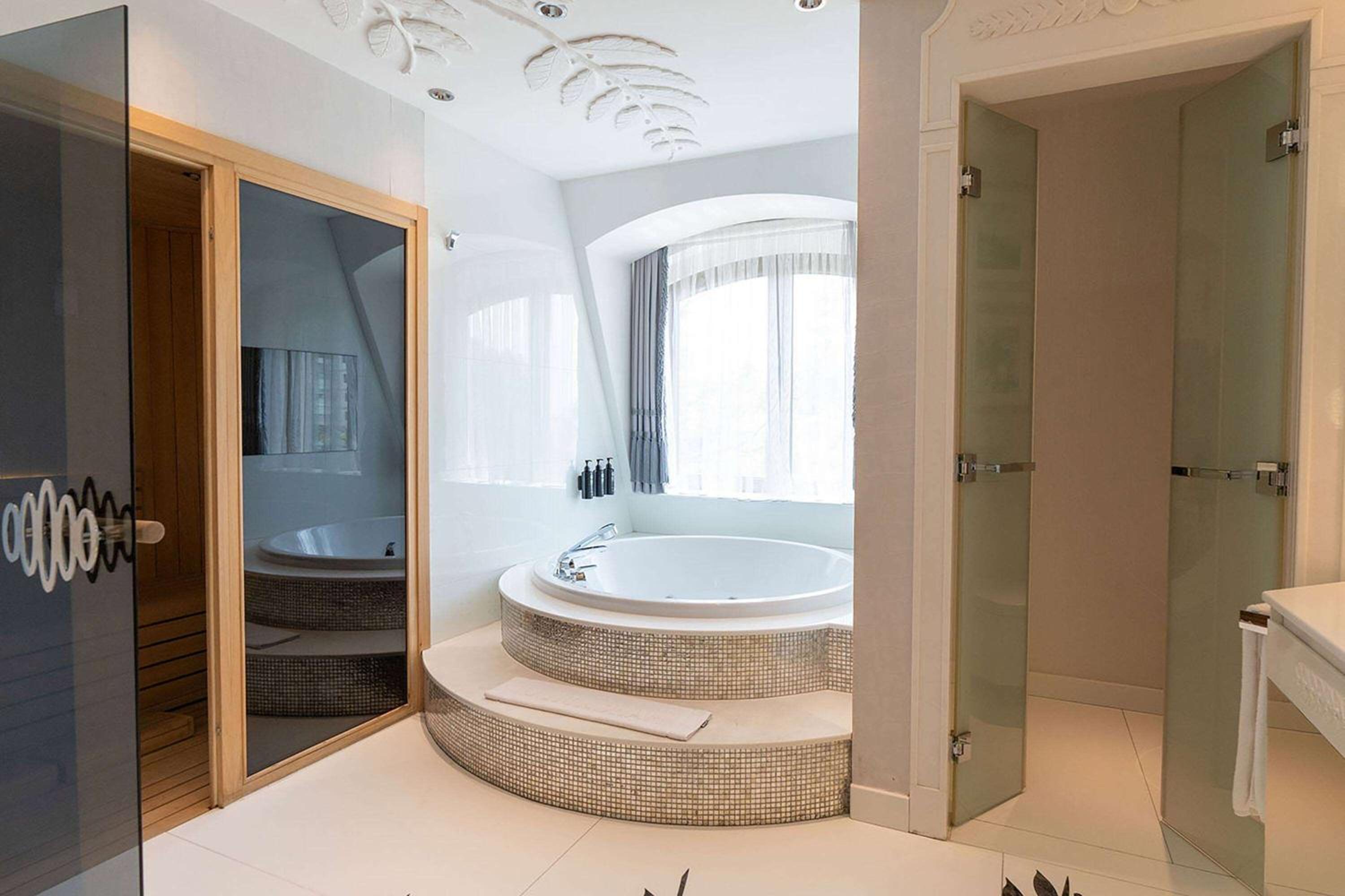 Presidential King Suite with Sauna & Hot Tub photo 3