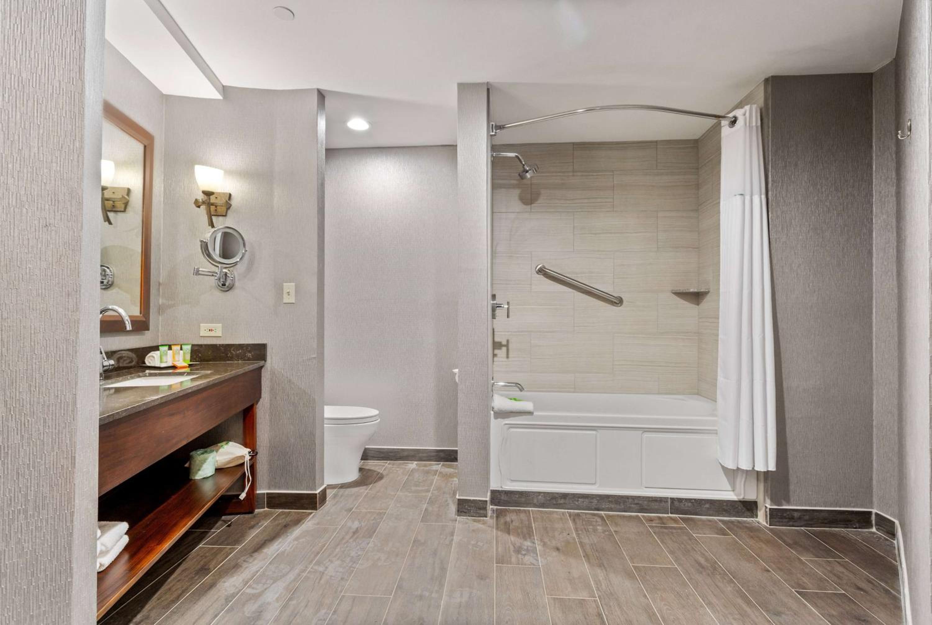 Suite with Two Double Beds - Non-Smoking - Photo 2
