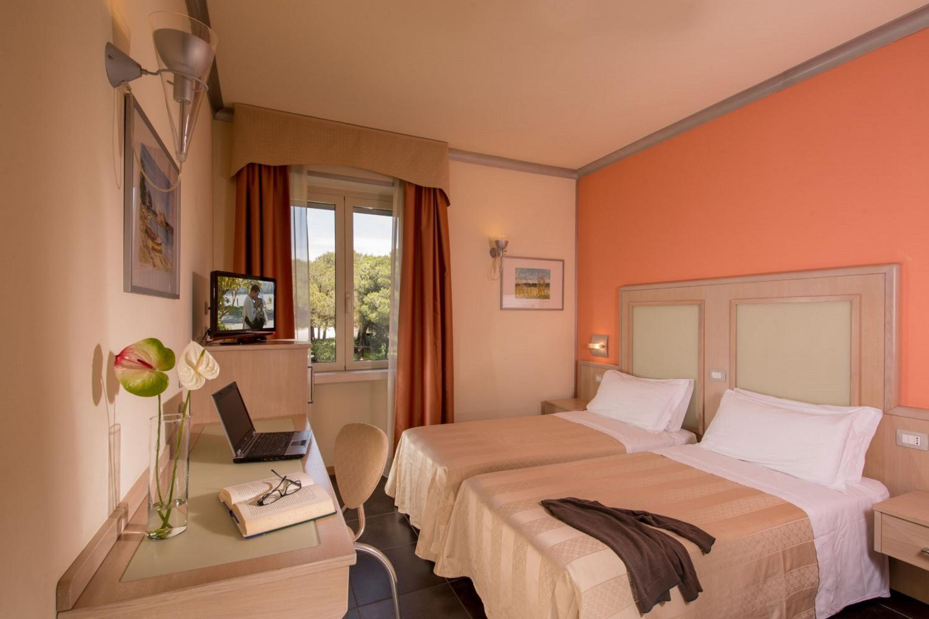 Twin Room - Photo 1