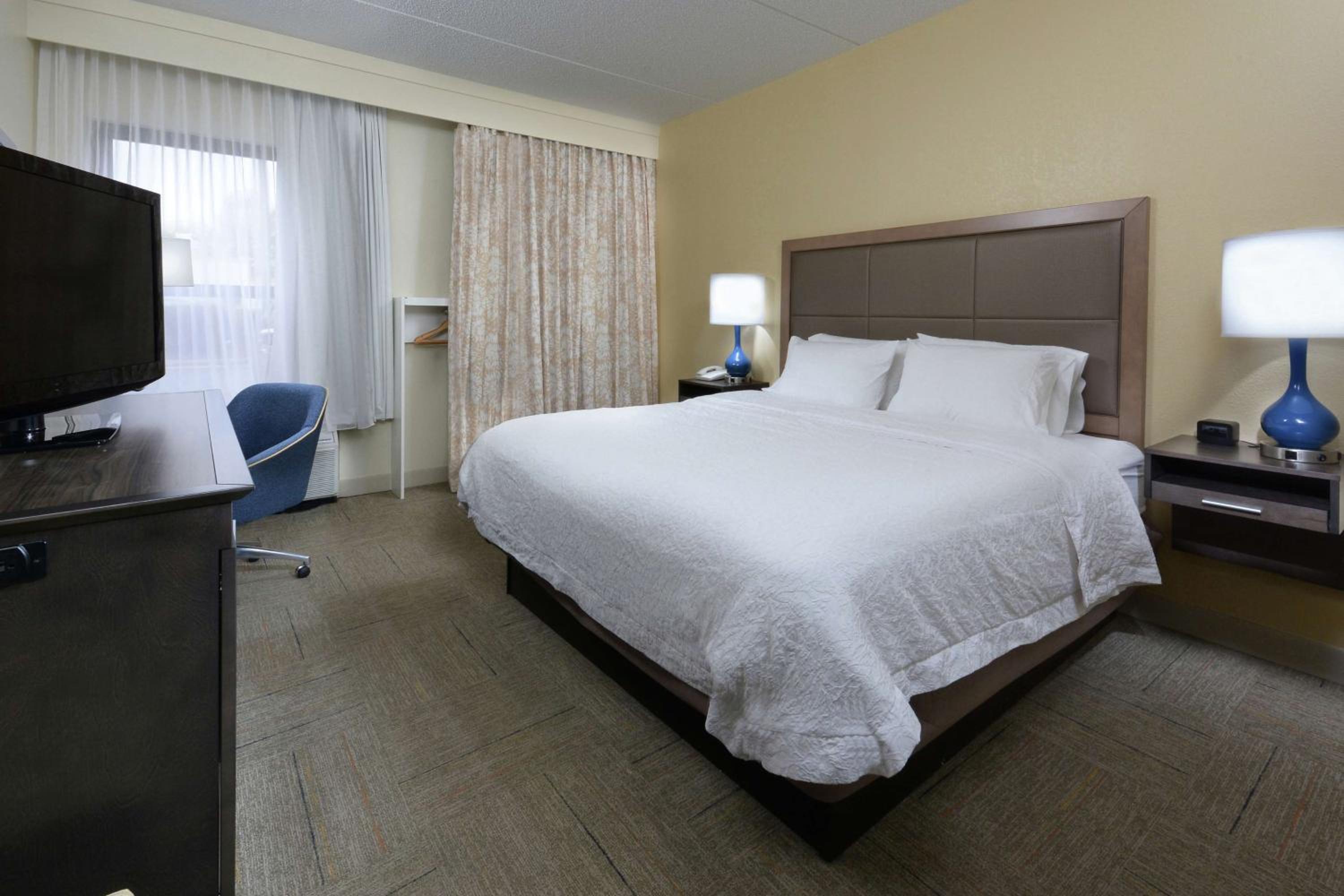 King Room with Tub - Mobility/Hearing Accessible/Non-Smoking - Photo 1