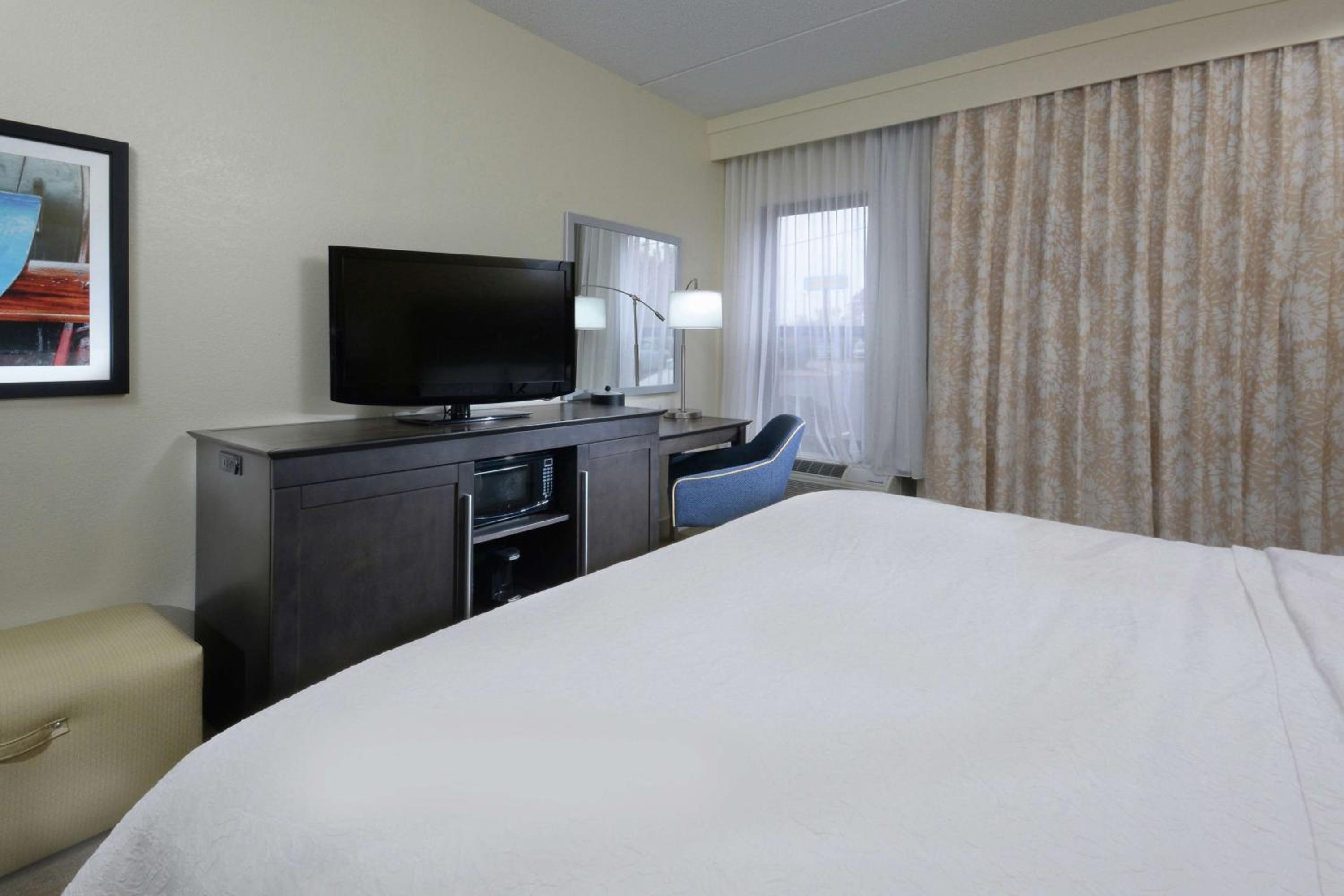 King Room with Tub - Mobility/Hearing Accessible/Non-Smoking - Photo 8