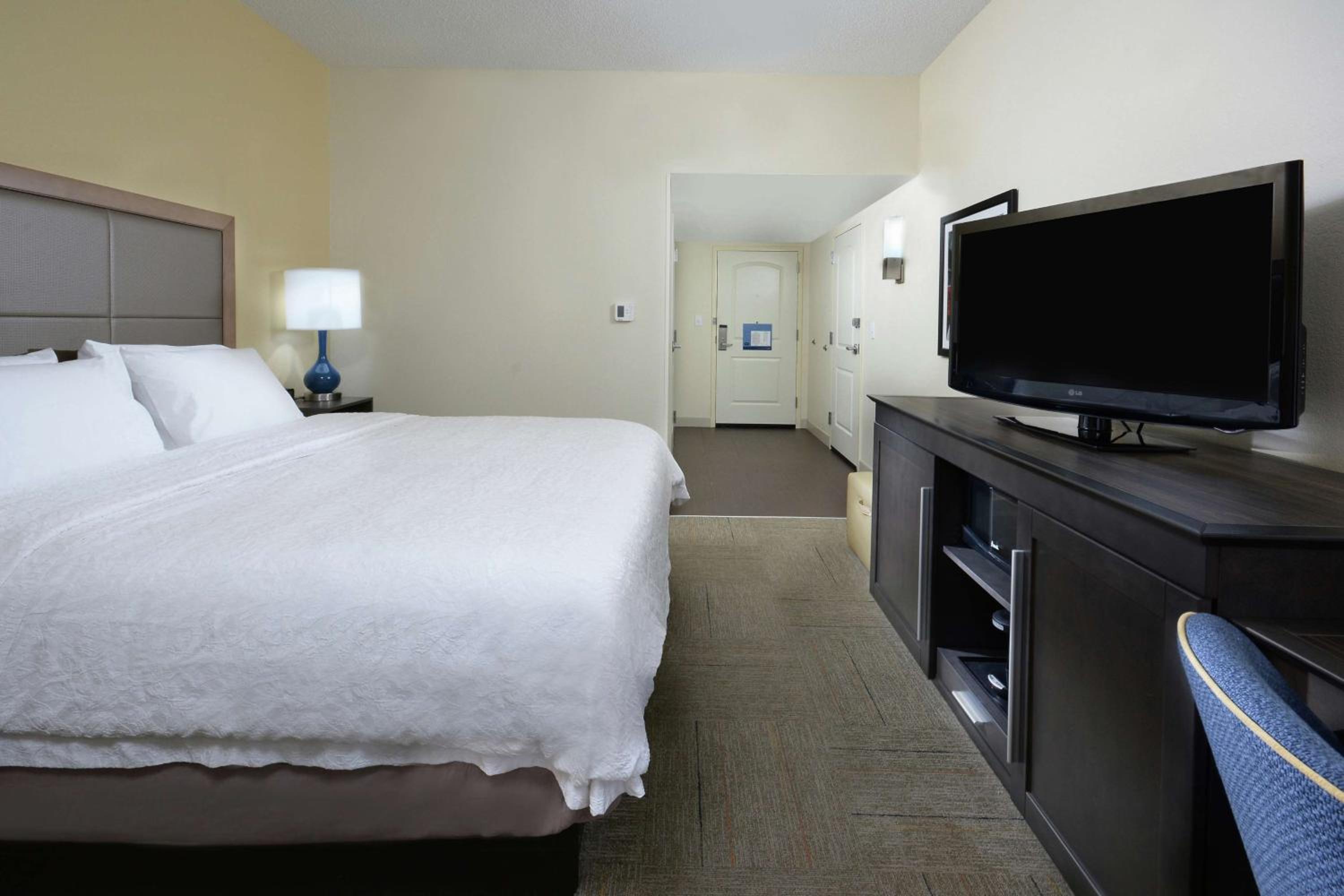 King Room with Tub - Mobility/Hearing Accessible/Non-Smoking - Photo 2