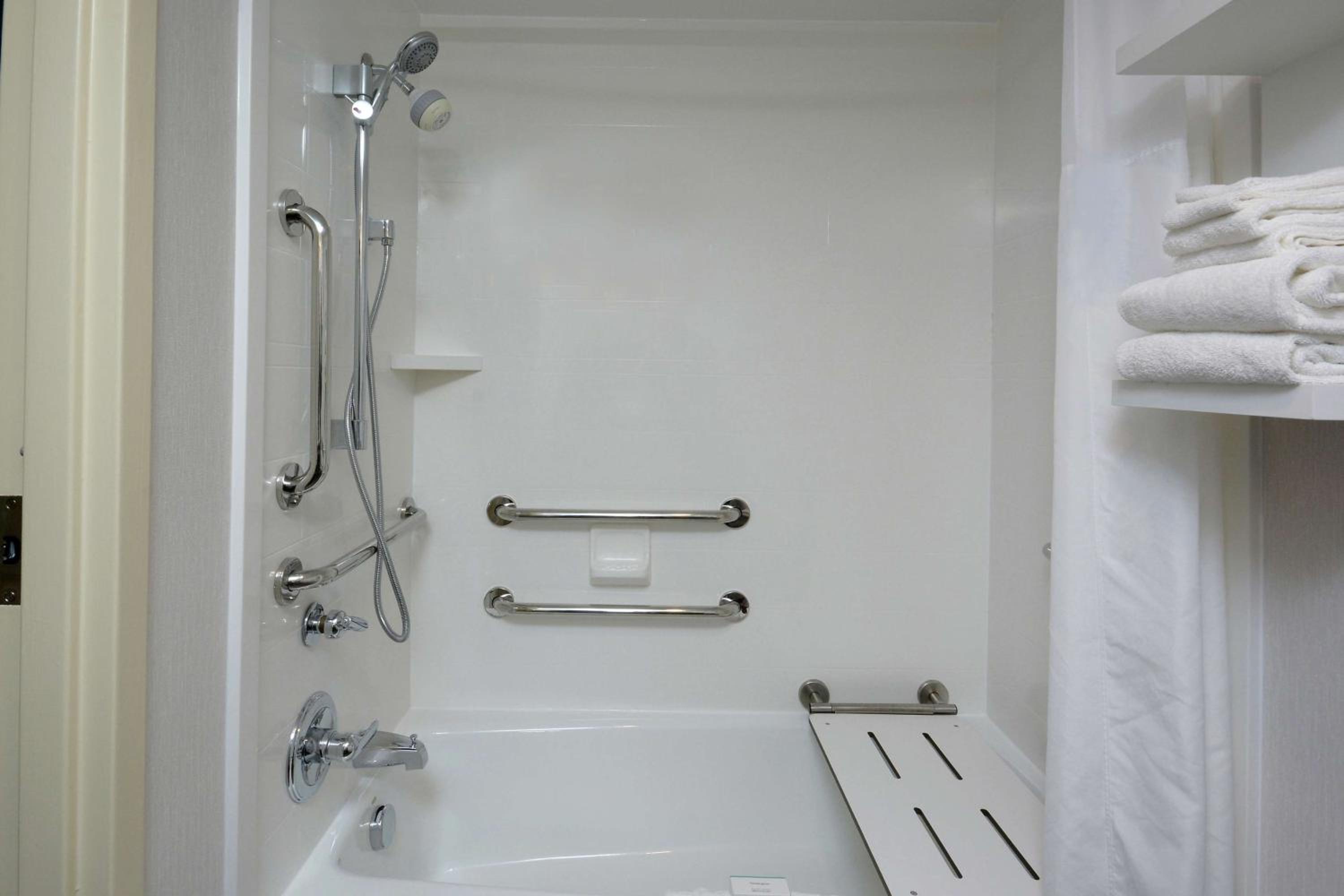King Room with Tub - Mobility/Hearing Accessible/Non-Smoking - Photo 3