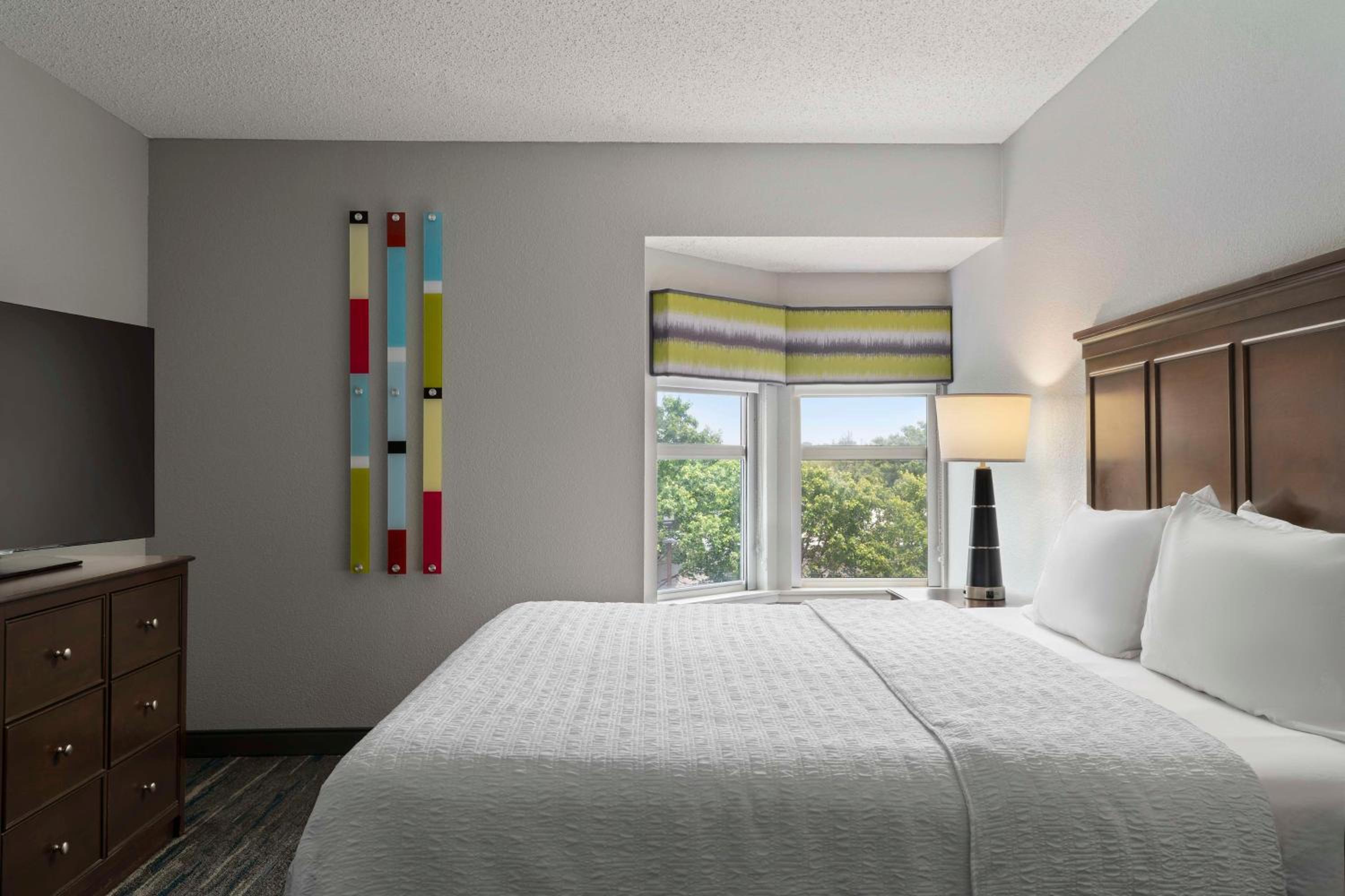 One-Bedroom King Suite with Kitchen and Fireplace - Photo 3