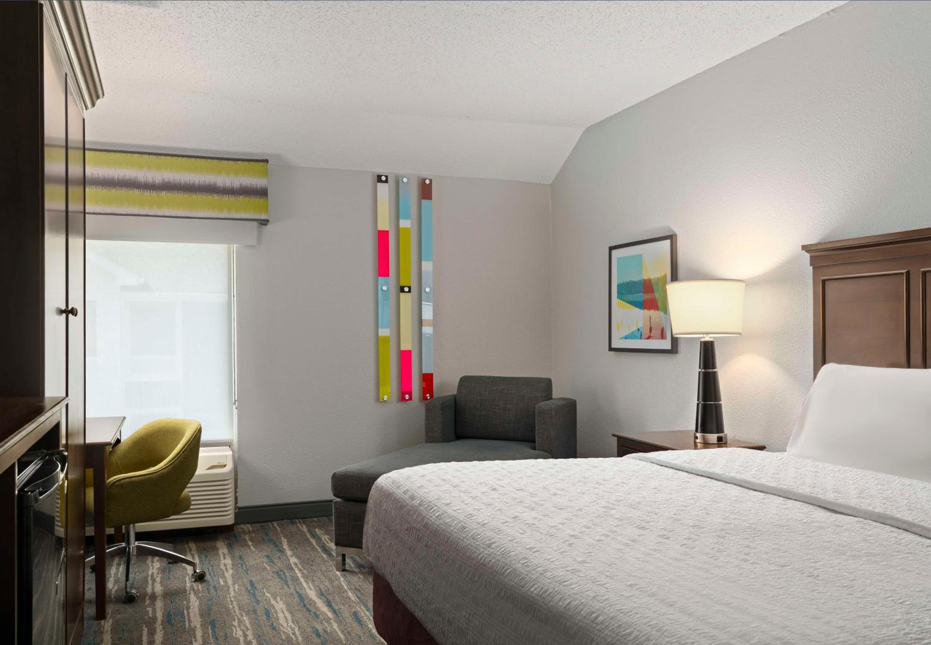 King Room with King Bed - Non-Smoking - Photo 2