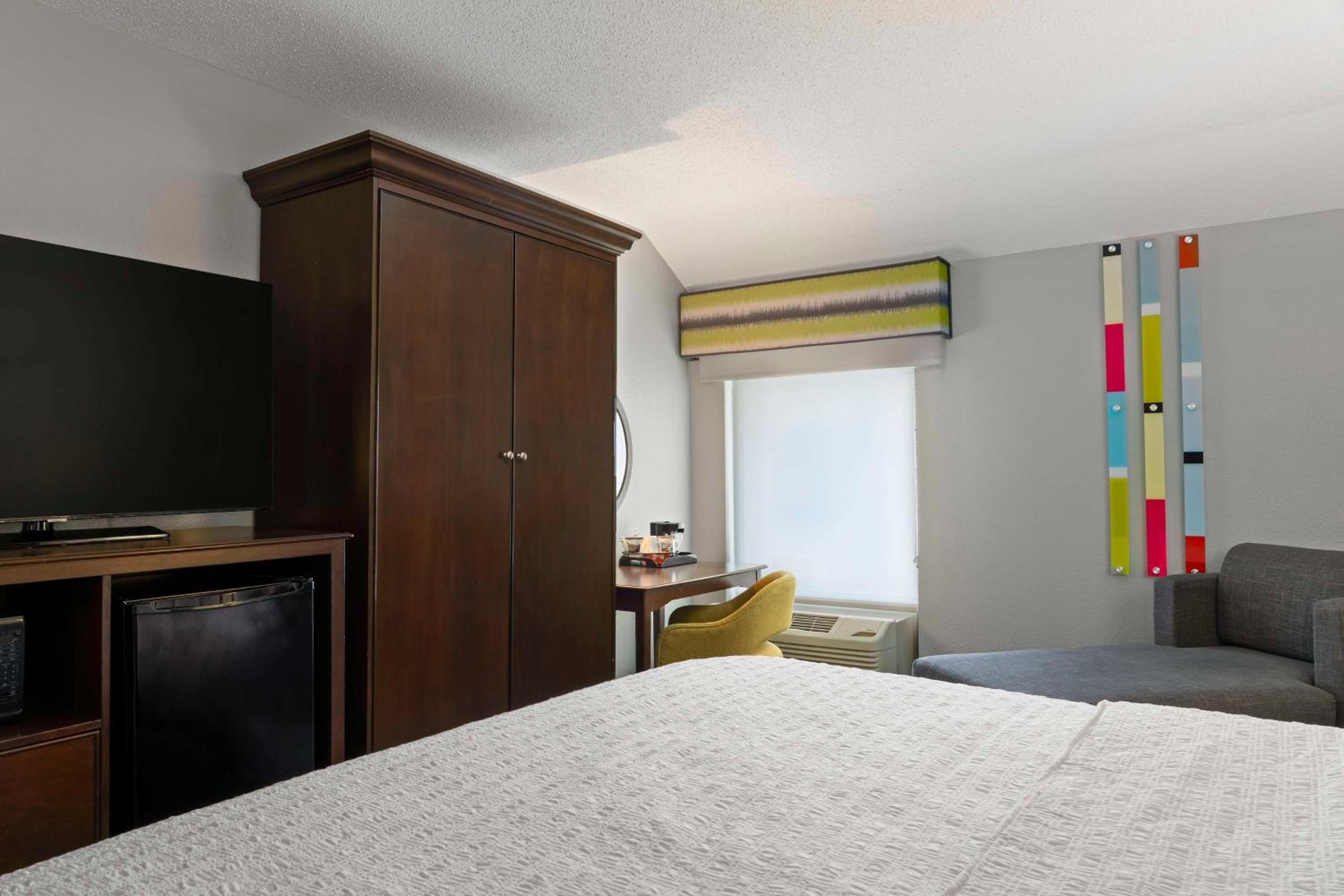 King Room with King Bed - Non-Smoking - Photo 3