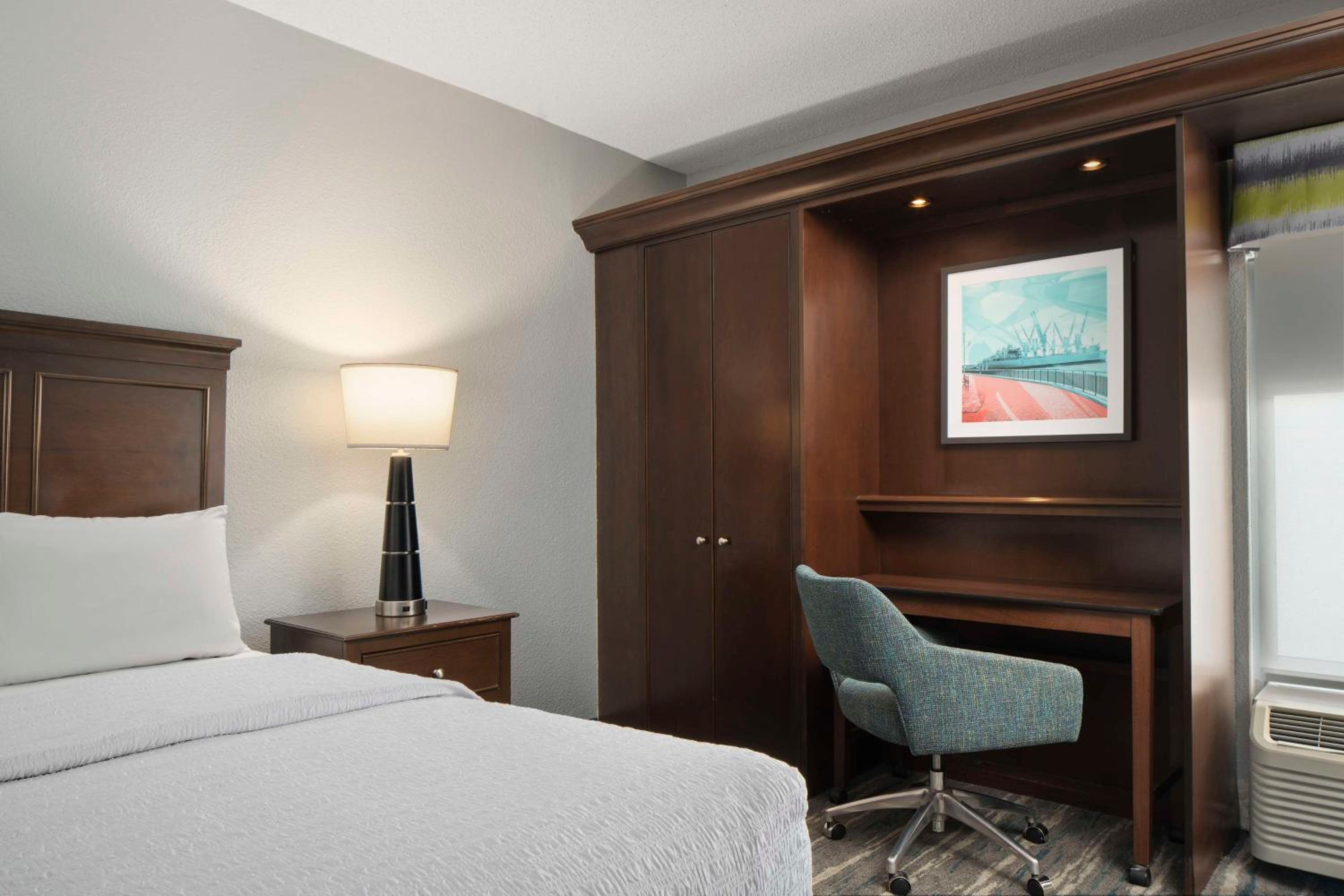 Double Room with Tub - Mobility and Hearing Accessible/Non-Smoking - Photo 1