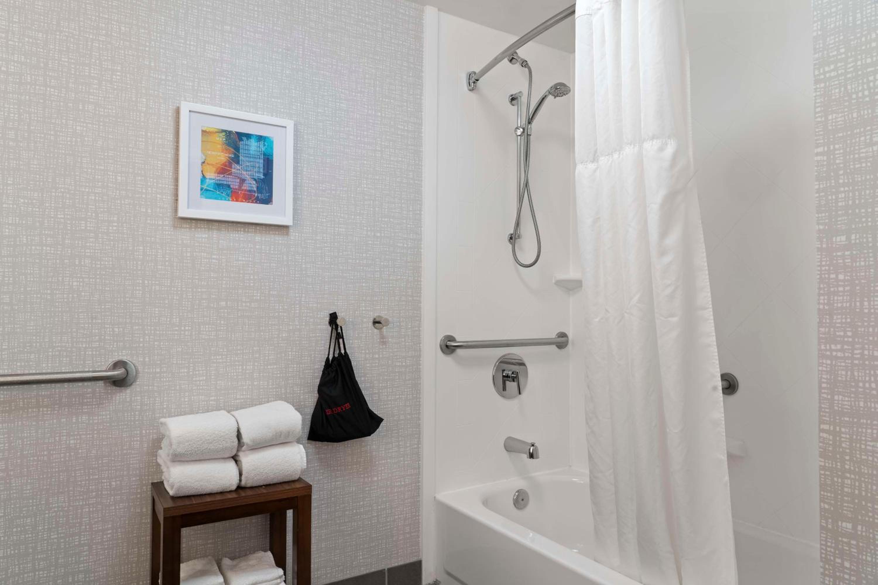 Double Room with Tub - Mobility and Hearing Accessible/Non-Smoking - Photo 3
