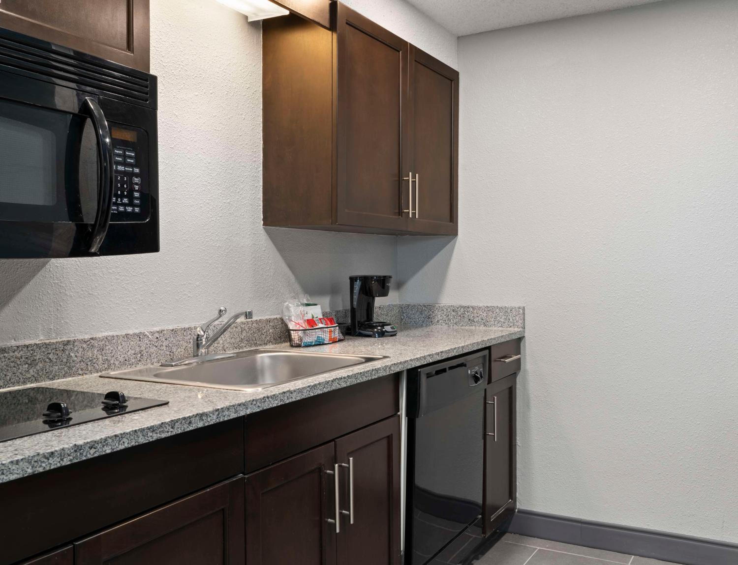 One-Bedroom King Suite with Kitchen and Fireplace - Photo 5