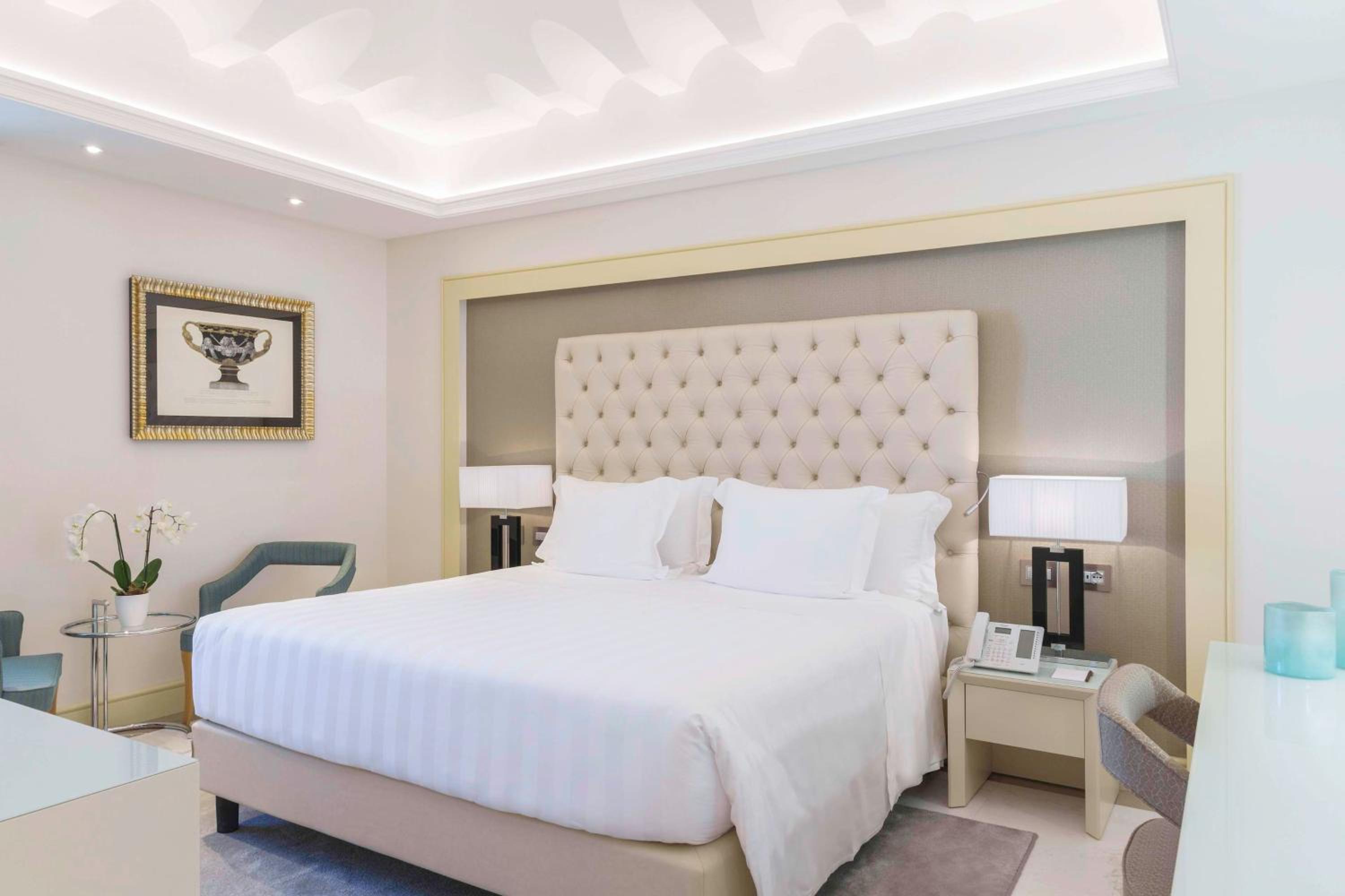 Deluxe King Room thumbnail 5