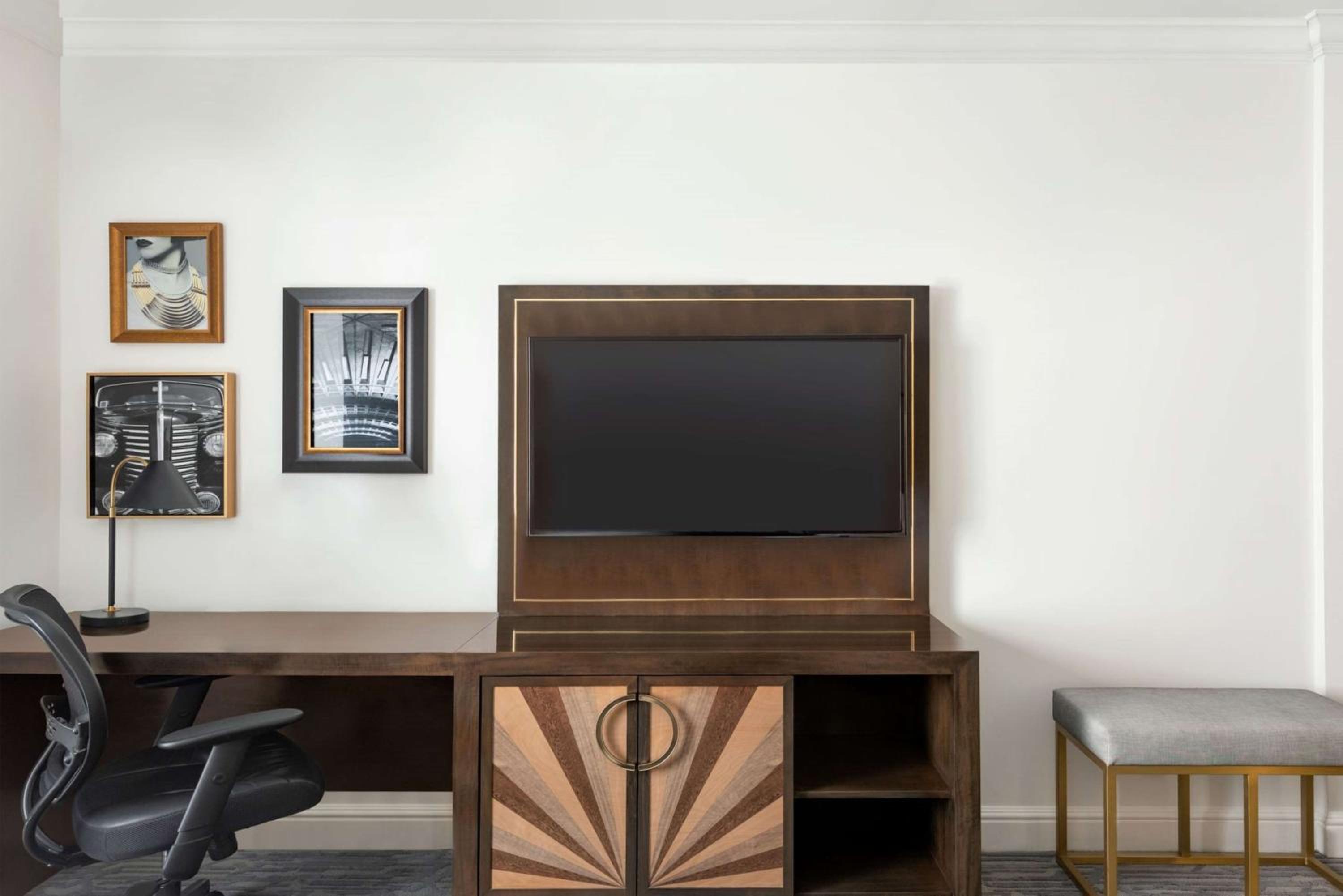 Queen Room - Mobility Accessible