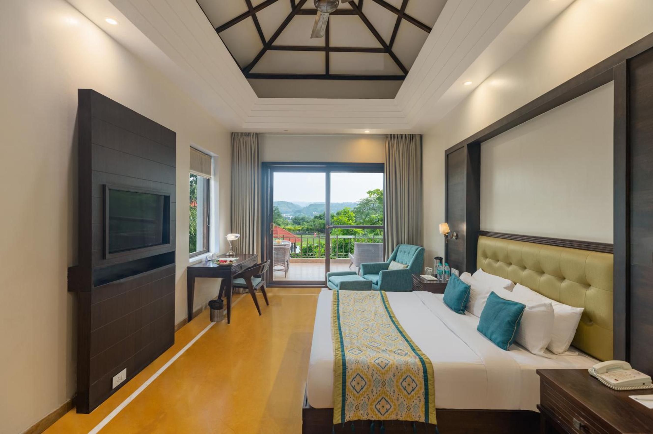 Super Deluxe Room with Balcony photo 3