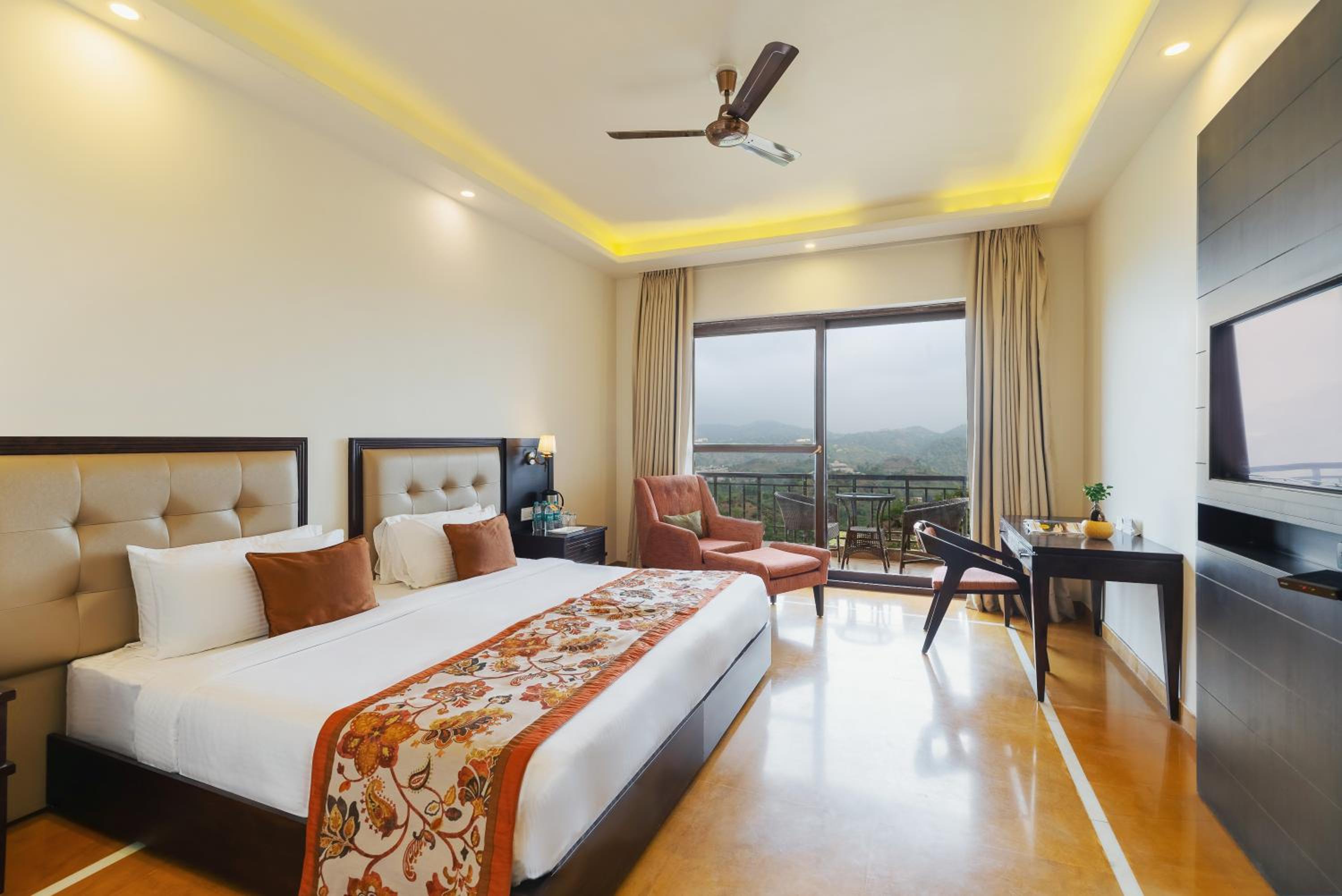 Deluxe Room with Balcony photo 1