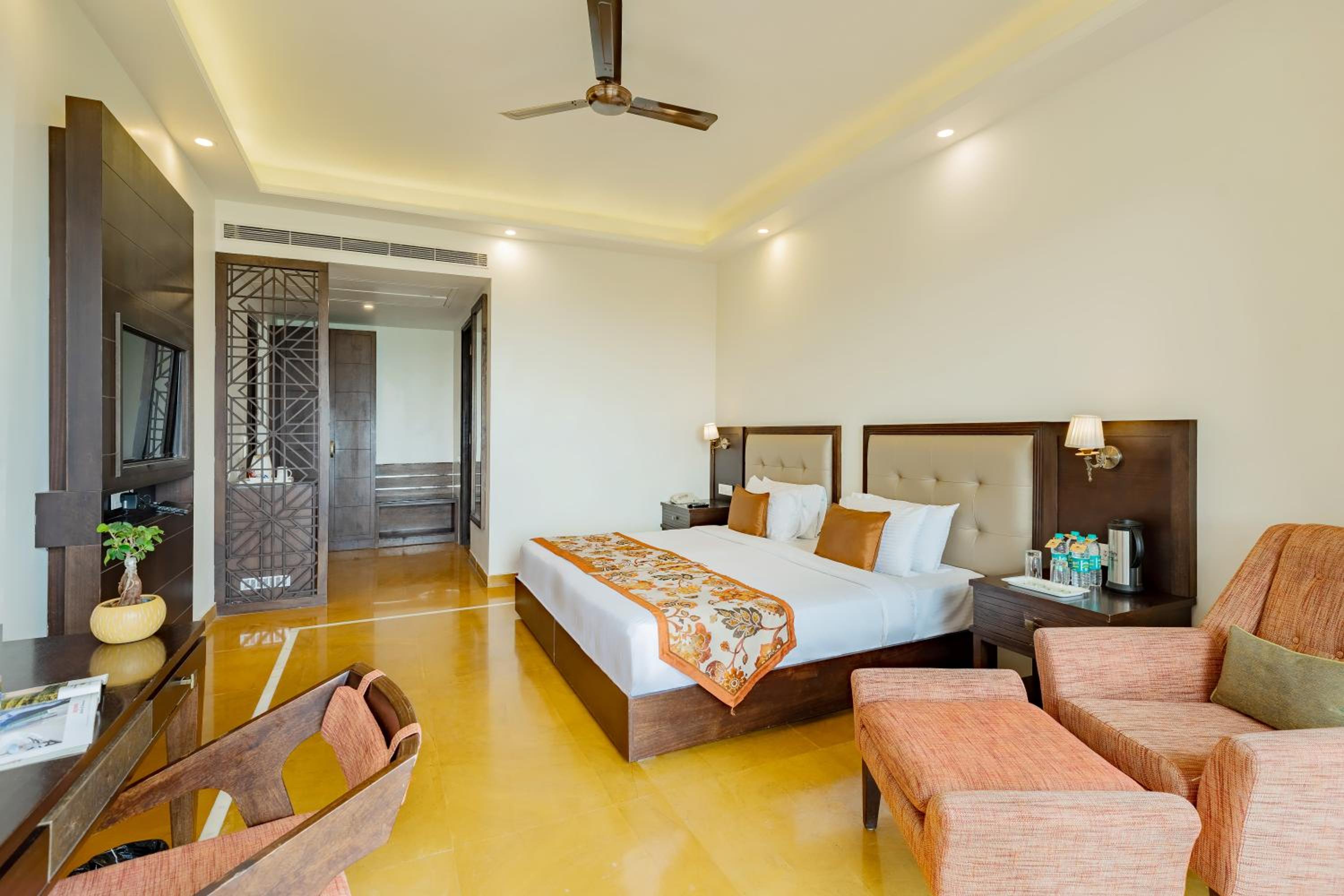 Deluxe Room with Balcony photo 3