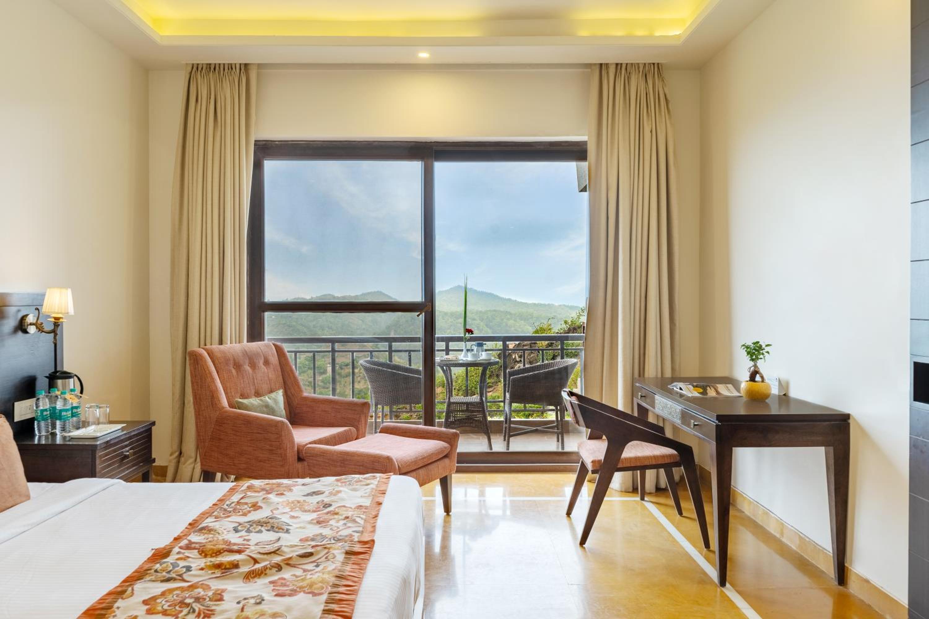 Deluxe Room with Balcony photo 2