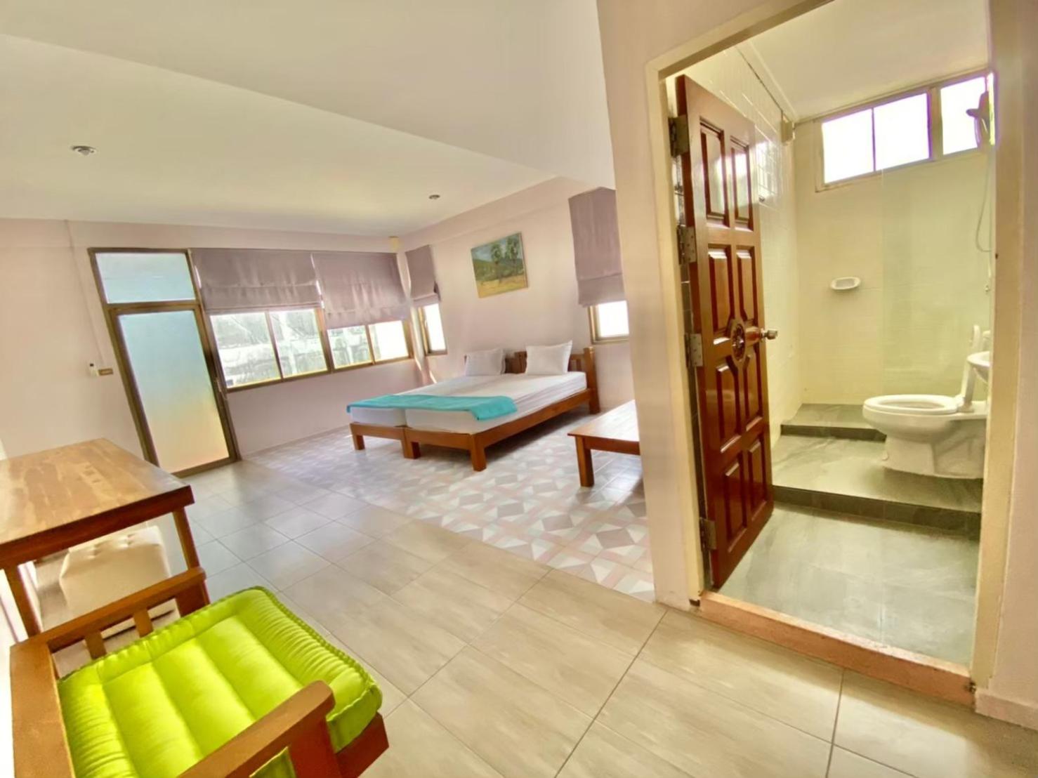 Standard Double Room - Photo 11