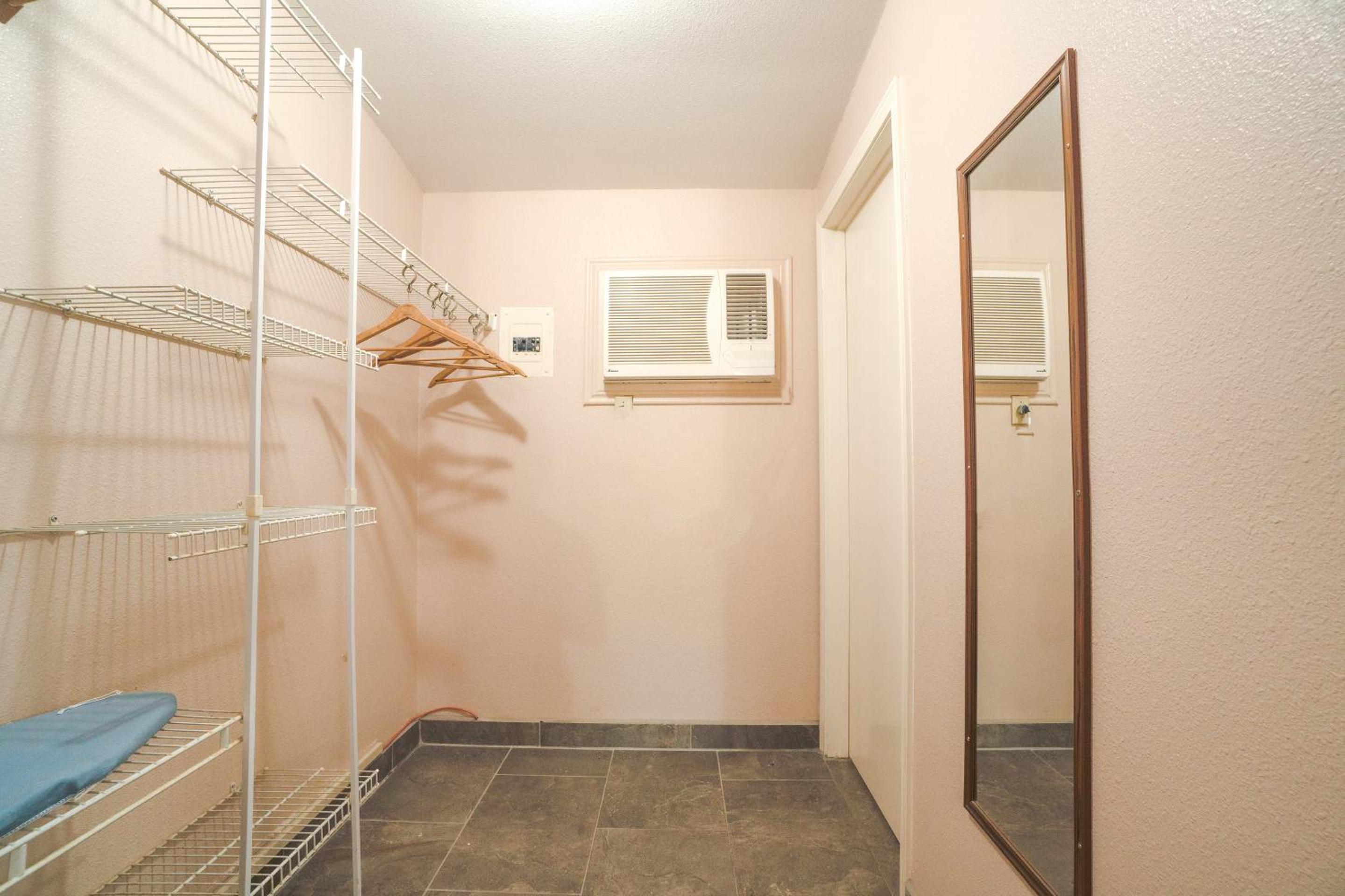 2 Queen Beds with Kitchenette	 - Photo 8
