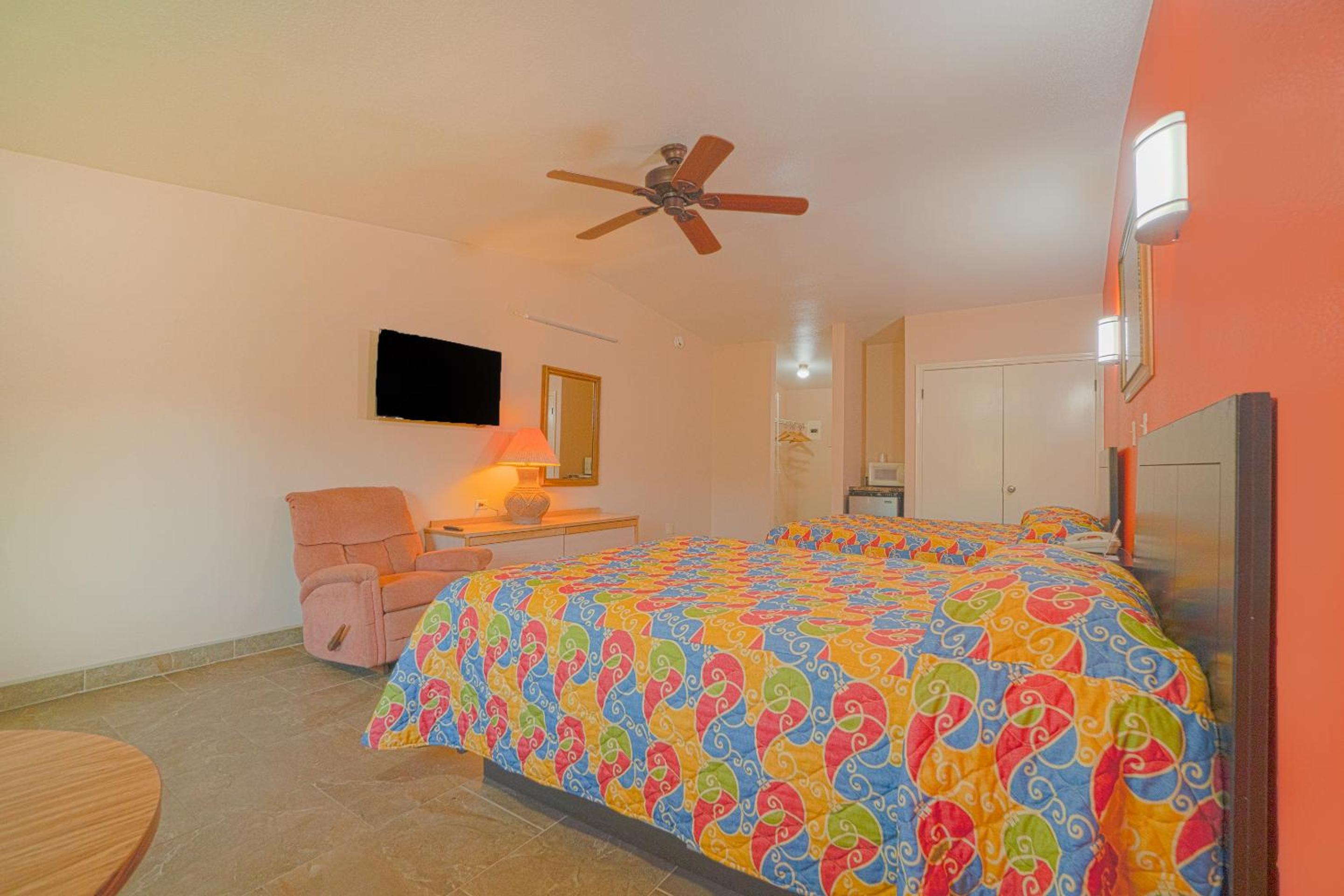 2 Queen Beds with Kitchenette	 - Photo 9