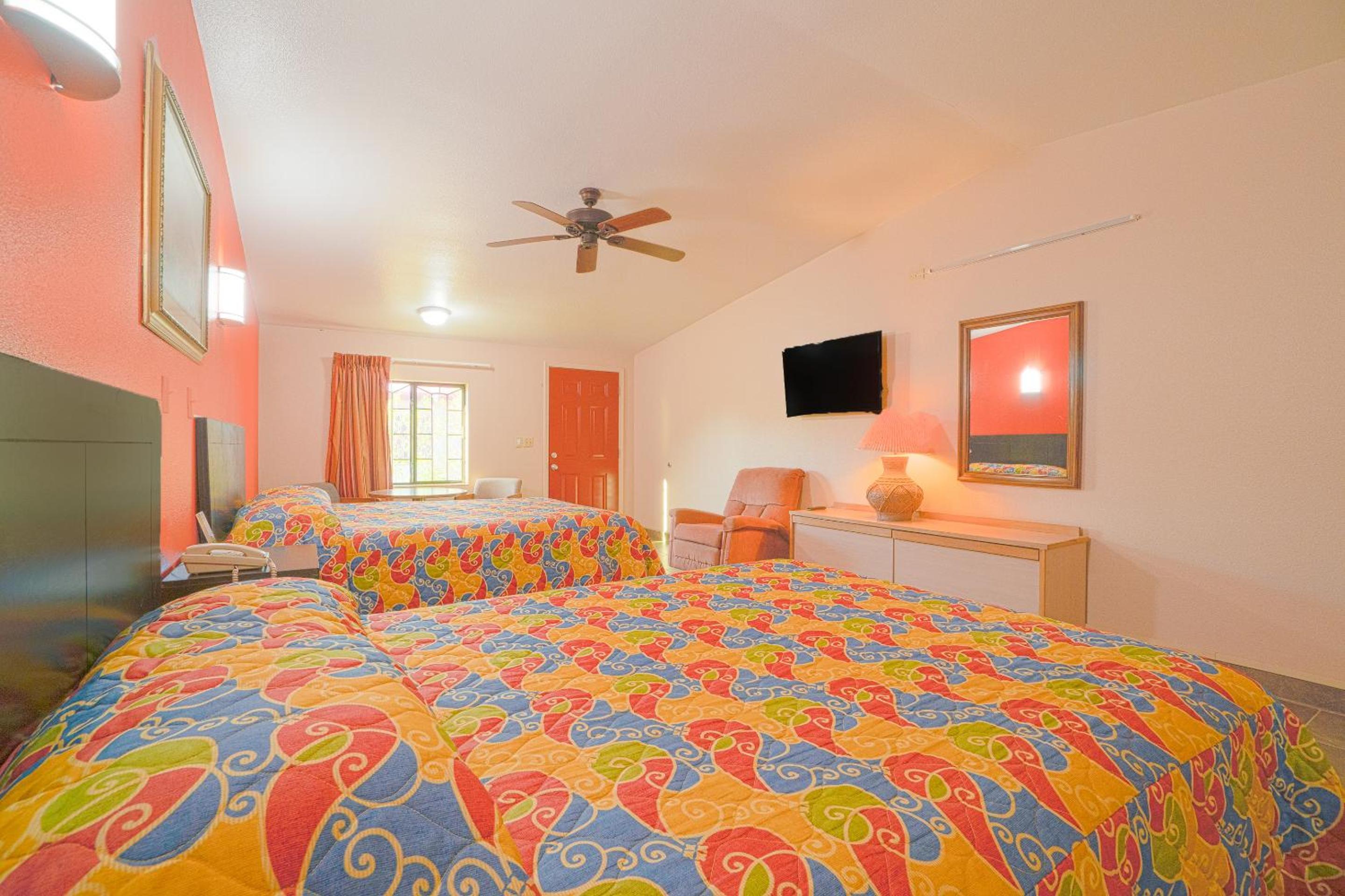 2 Queen Beds with Kitchenette	 - Photo 10