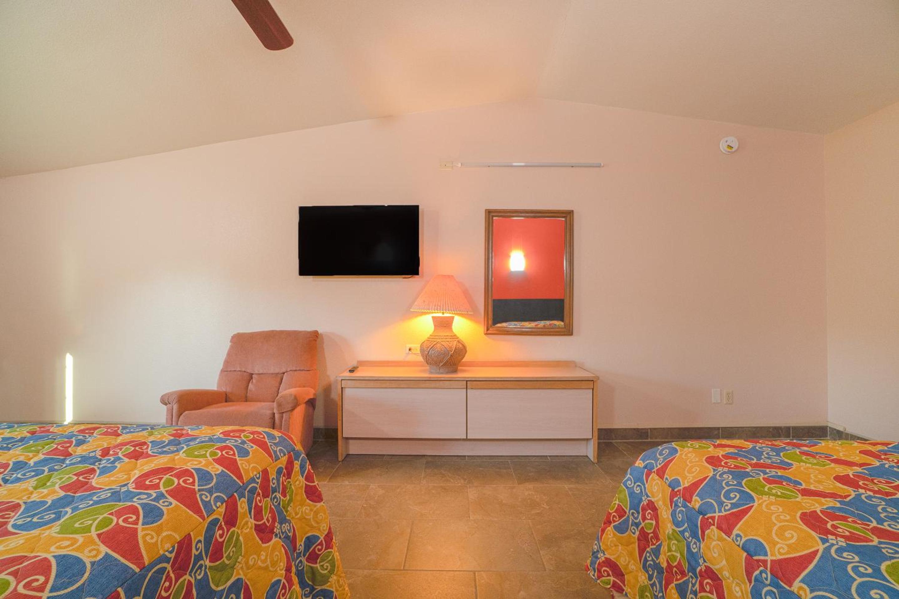 2 Queen Beds with Kitchenette	 - Photo 12