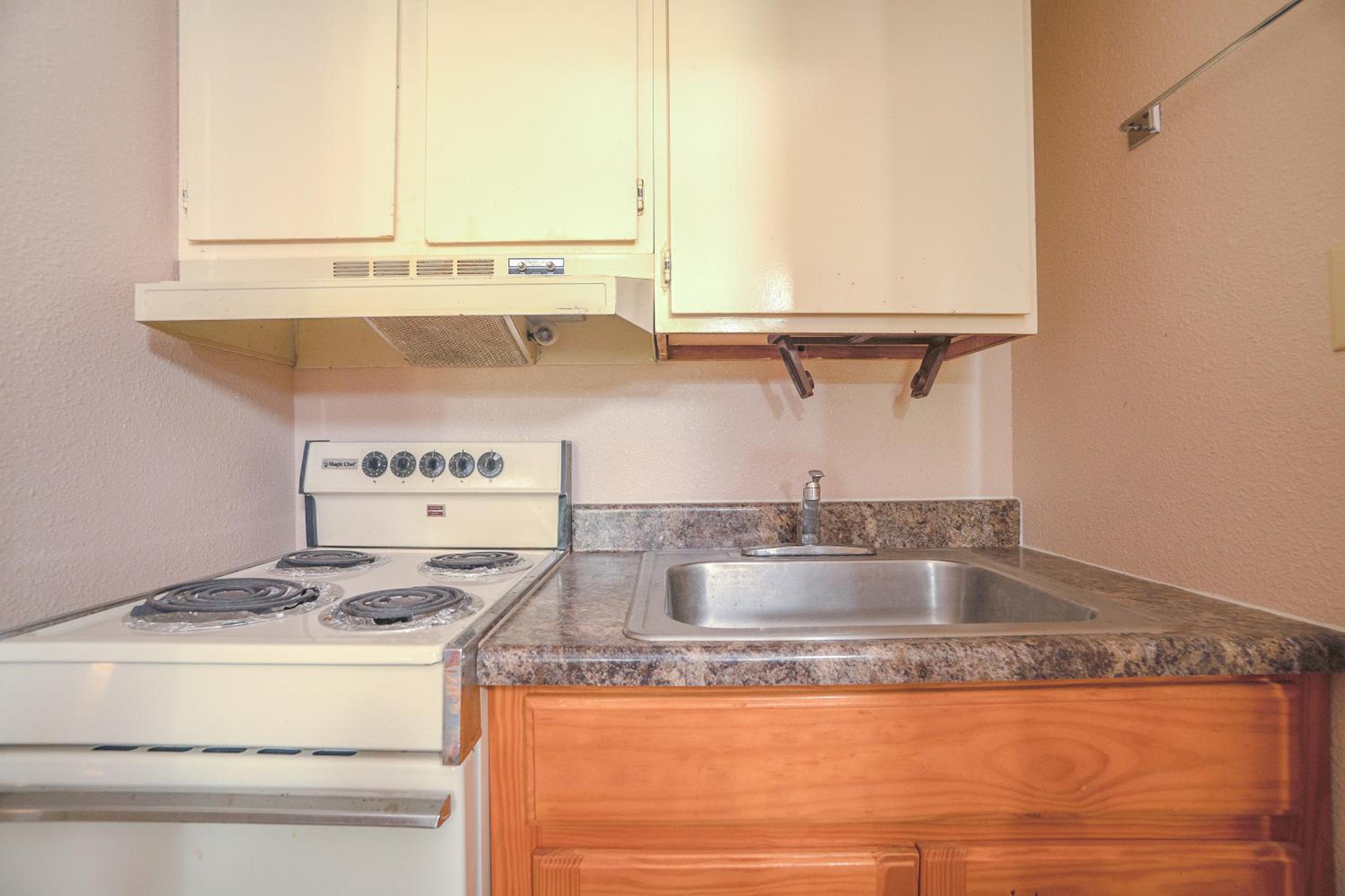 2 Queen Beds with Kitchenette	 - Photo 6